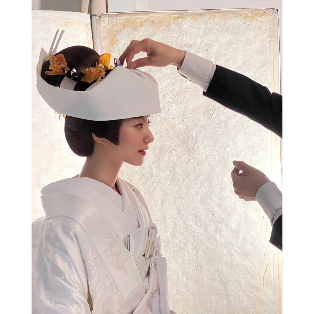 高田里穂さんのインスタグラム写真 - (高田里穂Instagram)「本日6/15発売の雑誌『日本の結婚式』No.34 様々な和装衣裳を、身に纏わせてもらいました。  結婚式というと ウエディングドレスを思い浮かべがちだけど 花嫁和装だけでも、白無垢や色打掛など、いろんな選択肢があるんだなぁと。。  衣裳に合わせて毎回違ったヘアも体験させてもらって とても楽しかったです🥺💐  #日本の結婚式　#和装 #白無垢」6月15日 21時21分 - riho__takada