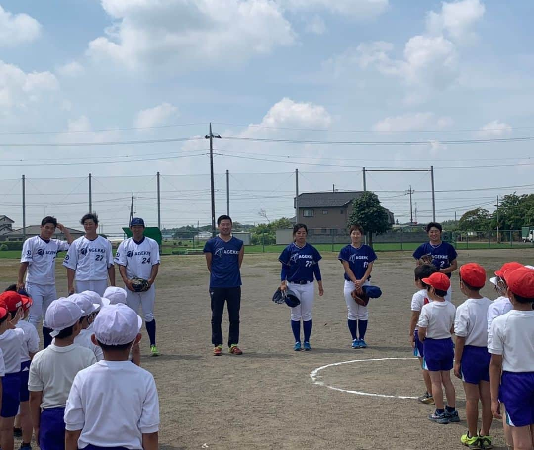 中崎雄太さんのインスタグラム写真 - (中崎雄太Instagram)「【⚾︎野球教室開催⚾︎】  先日、小学生を対象に野球教室を 開催致しました😊！  投げ方や捕り方などの基礎から バッティング、走塁などの技術的な部分まで 時間が許す限りみっちり指導を行いました✨  小学生の元気さに圧倒されましたが 1人1人が興味を持ち、真剣に聞いてくれました⭐ 何より、楽しく野球をやっていたので 逆に子供たちからパワーをもらいました💪🏻  野球教室は今後も開催していくので 次回の報告をお楽しみに〜👋  □■□■□■□■□■□■□■□■□■□■□■□ \野球教室は随時募集しております/ 〜ご相談・お問合わせ・お申込はこちらまで↓↓〜  https://ssl.form-mailer.jp/fms/7c4fc0ab698759  #感染対策は万全 #コロナに負けるな #壬生北小学校 #陽東小学校(少年野球チーム) #エイジェック男子野球部 #エイジェック女子野球部 #中崎雄太 #川相拓也 #TPA (Training Professional Academy)」6月15日 21時49分 - y.nakazaki46