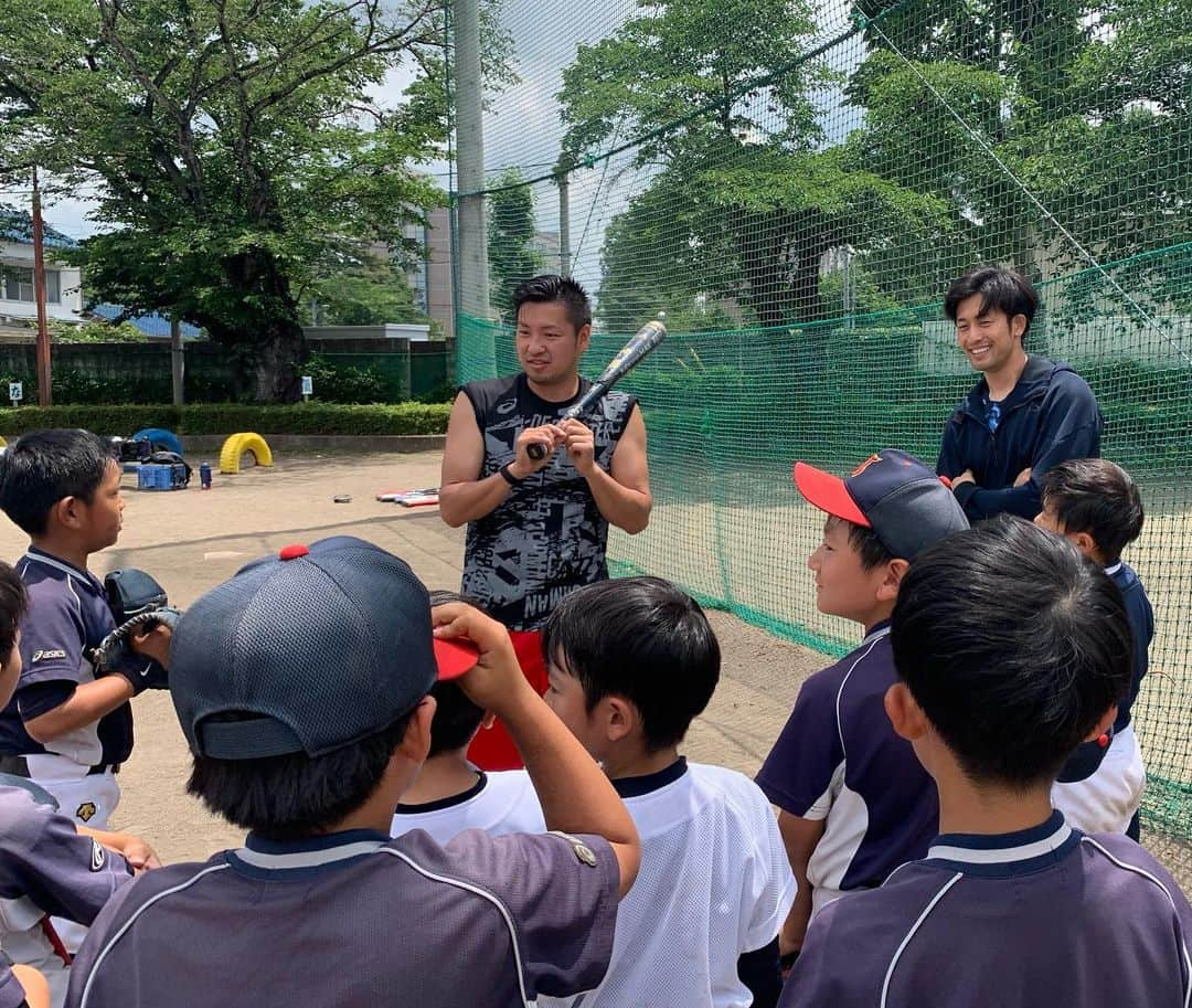 中崎雄太さんのインスタグラム写真 - (中崎雄太Instagram)「【⚾︎野球教室開催⚾︎】  先日、小学生を対象に野球教室を 開催致しました😊！  投げ方や捕り方などの基礎から バッティング、走塁などの技術的な部分まで 時間が許す限りみっちり指導を行いました✨  小学生の元気さに圧倒されましたが 1人1人が興味を持ち、真剣に聞いてくれました⭐ 何より、楽しく野球をやっていたので 逆に子供たちからパワーをもらいました💪🏻  野球教室は今後も開催していくので 次回の報告をお楽しみに〜👋  □■□■□■□■□■□■□■□■□■□■□■□ \野球教室は随時募集しております/ 〜ご相談・お問合わせ・お申込はこちらまで↓↓〜  https://ssl.form-mailer.jp/fms/7c4fc0ab698759  #感染対策は万全 #コロナに負けるな #壬生北小学校 #陽東小学校(少年野球チーム) #エイジェック男子野球部 #エイジェック女子野球部 #中崎雄太 #川相拓也 #TPA (Training Professional Academy)」6月15日 21時49分 - y.nakazaki46