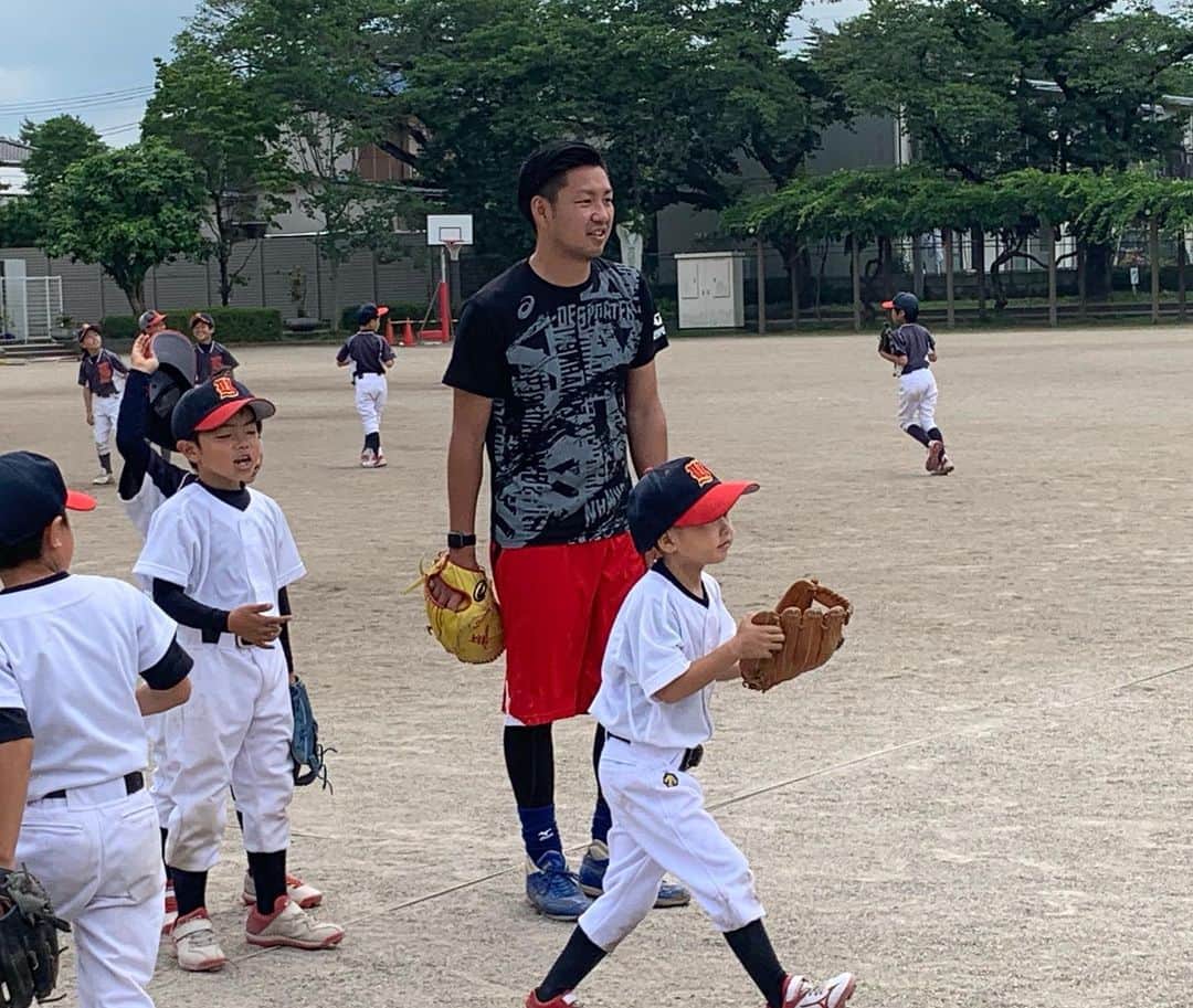 中崎雄太さんのインスタグラム写真 - (中崎雄太Instagram)「【⚾︎野球教室開催⚾︎】  先日、小学生を対象に野球教室を 開催致しました😊！  投げ方や捕り方などの基礎から バッティング、走塁などの技術的な部分まで 時間が許す限りみっちり指導を行いました✨  小学生の元気さに圧倒されましたが 1人1人が興味を持ち、真剣に聞いてくれました⭐ 何より、楽しく野球をやっていたので 逆に子供たちからパワーをもらいました💪🏻  野球教室は今後も開催していくので 次回の報告をお楽しみに〜👋  □■□■□■□■□■□■□■□■□■□■□■□ \野球教室は随時募集しております/ 〜ご相談・お問合わせ・お申込はこちらまで↓↓〜  https://ssl.form-mailer.jp/fms/7c4fc0ab698759  #感染対策は万全 #コロナに負けるな #壬生北小学校 #陽東小学校(少年野球チーム) #エイジェック男子野球部 #エイジェック女子野球部 #中崎雄太 #川相拓也 #TPA (Training Professional Academy)」6月15日 21時49分 - y.nakazaki46