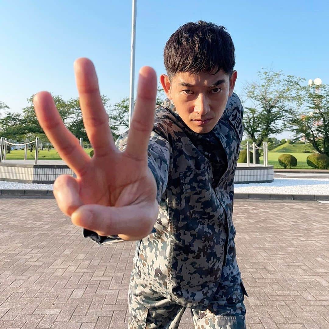 のインスタグラム：「🛩  金曜日の"ふたふたまるまる"からは #リコカツ 最終回💍 あと3️⃣日！  今日から紘一（#永山瑛太 ）さんにカウントダウン してもらいますよ🗒🖋  紘一さんが、どんなポーズでカウントダウンするかは 楽しみにしててください😏  最終回に向けてたくさんコメントお待ちしてますよ〜」