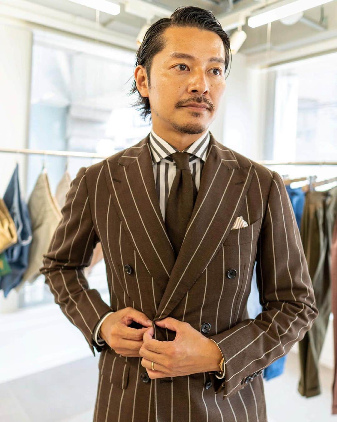 高田朋佳さんのインスタグラム写真 - (高田朋佳Instagram)「Early summer suit style. 久しぶりのスーツ、梅雨が明けると暑くて着れなくなるかな？と思い今のうちに。 僕がクリエイティブアドバイザーを務めさせて頂いている @berwich_pants の22SSのプレコレクションが @aman_mens でお取引先様に向けて大好評開催中です。来月には秋冬コレクションが販売開始される予定なので、そちらもお楽しみに‼︎  >>>swipe left to check the details. ———————————————————————— #berwich #ringjacket #luigiborrelli #petronius #georgecleverley #authenticstyle  #dressstyle #elegantstyle #modernclassicstyle #newclassicstyle #fashion #mensfashion #mensdressstyle #suitsstyle #dapperstyle #takadachannel」6月15日 22時06分 - tomoyoshi_takada