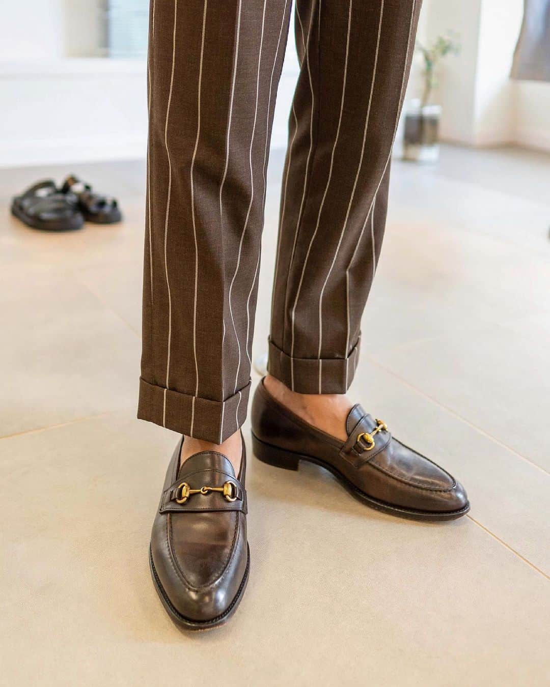 高田朋佳さんのインスタグラム写真 - (高田朋佳Instagram)「Early summer suit style. 久しぶりのスーツ、梅雨が明けると暑くて着れなくなるかな？と思い今のうちに。 僕がクリエイティブアドバイザーを務めさせて頂いている @berwich_pants の22SSのプレコレクションが @aman_mens でお取引先様に向けて大好評開催中です。来月には秋冬コレクションが販売開始される予定なので、そちらもお楽しみに‼︎  >>>swipe left to check the details. ———————————————————————— #berwich #ringjacket #luigiborrelli #petronius #georgecleverley #authenticstyle  #dressstyle #elegantstyle #modernclassicstyle #newclassicstyle #fashion #mensfashion #mensdressstyle #suitsstyle #dapperstyle #takadachannel」6月15日 22時06分 - tomoyoshi_takada