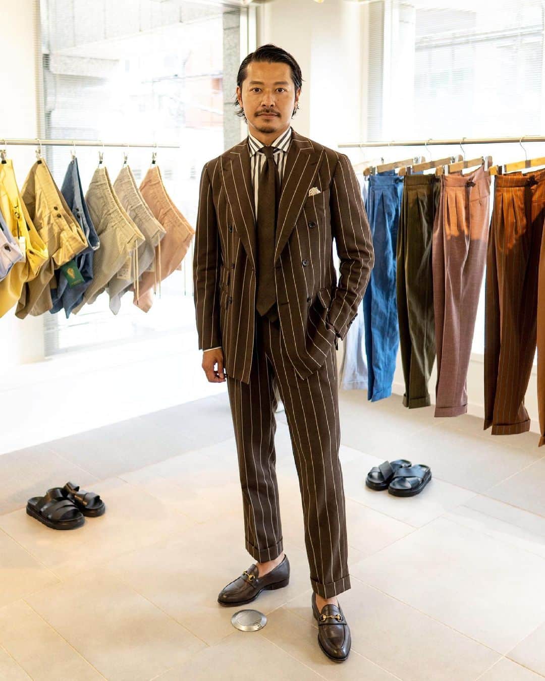 高田朋佳さんのインスタグラム写真 - (高田朋佳Instagram)「Early summer suit style. 久しぶりのスーツ、梅雨が明けると暑くて着れなくなるかな？と思い今のうちに。 僕がクリエイティブアドバイザーを務めさせて頂いている @berwich_pants の22SSのプレコレクションが @aman_mens でお取引先様に向けて大好評開催中です。来月には秋冬コレクションが販売開始される予定なので、そちらもお楽しみに‼︎  >>>swipe left to check the details. ———————————————————————— #berwich #ringjacket #luigiborrelli #petronius #georgecleverley #authenticstyle  #dressstyle #elegantstyle #modernclassicstyle #newclassicstyle #fashion #mensfashion #mensdressstyle #suitsstyle #dapperstyle #takadachannel」6月15日 22時06分 - tomoyoshi_takada