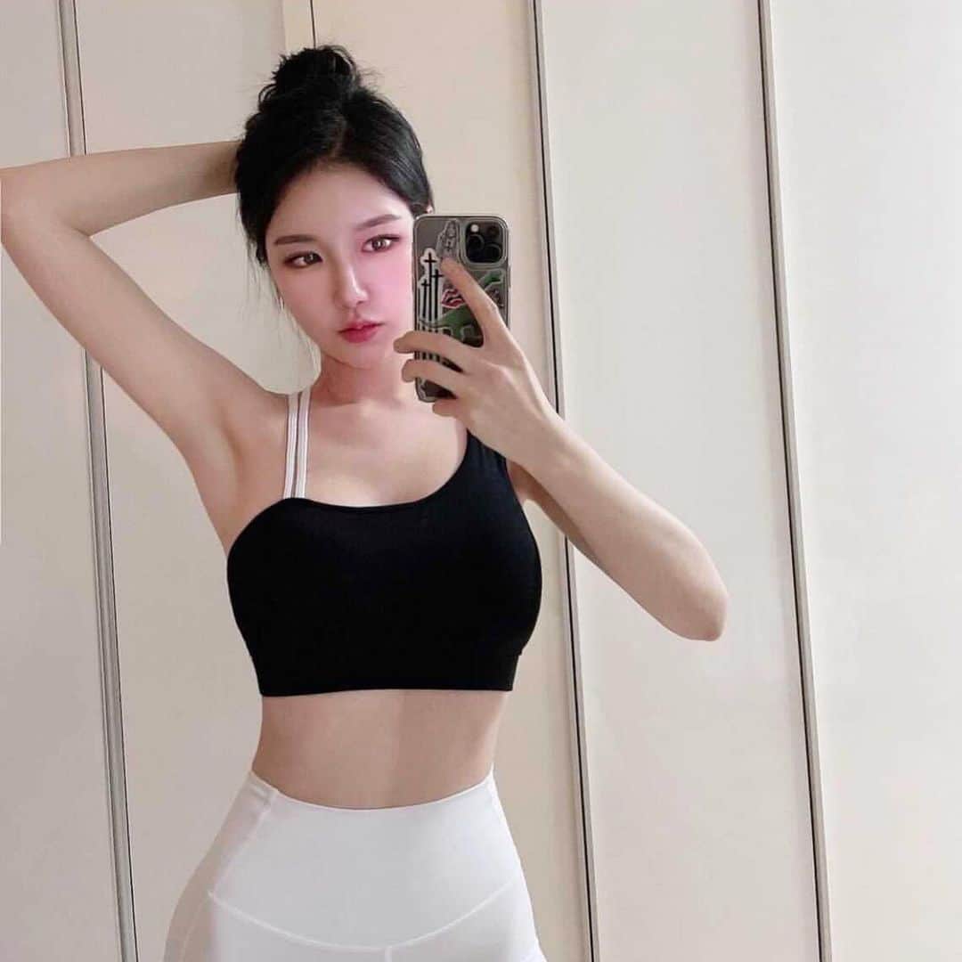 BodyON Koreaさんのインスタグラム写真 - (BodyON KoreaInstagram)「🔥생각과 삶이 멋진 #운동 피플들을 바디온코리아는 응원합니다! | | wow @yeenco 👍😎💕 | | 🍀자신 or 주변 지인 중에 짐패션 핫피플 계시면 DM 보내주세요📩 | | #diet #trainer #필라테스 #fit #girl #selfie #model #abs #운동복 #셀피 #일상 #거울샷#instagood #브라탑 #healthy #눈바디 #fitness #얼짱 #몸짱 #body #몸스타그램 #바디스타그램 #모델#국내여행 #다이어터 #헬스 #여행에미치다 #pilates」6月15日 22時08分 - bodyonkorea