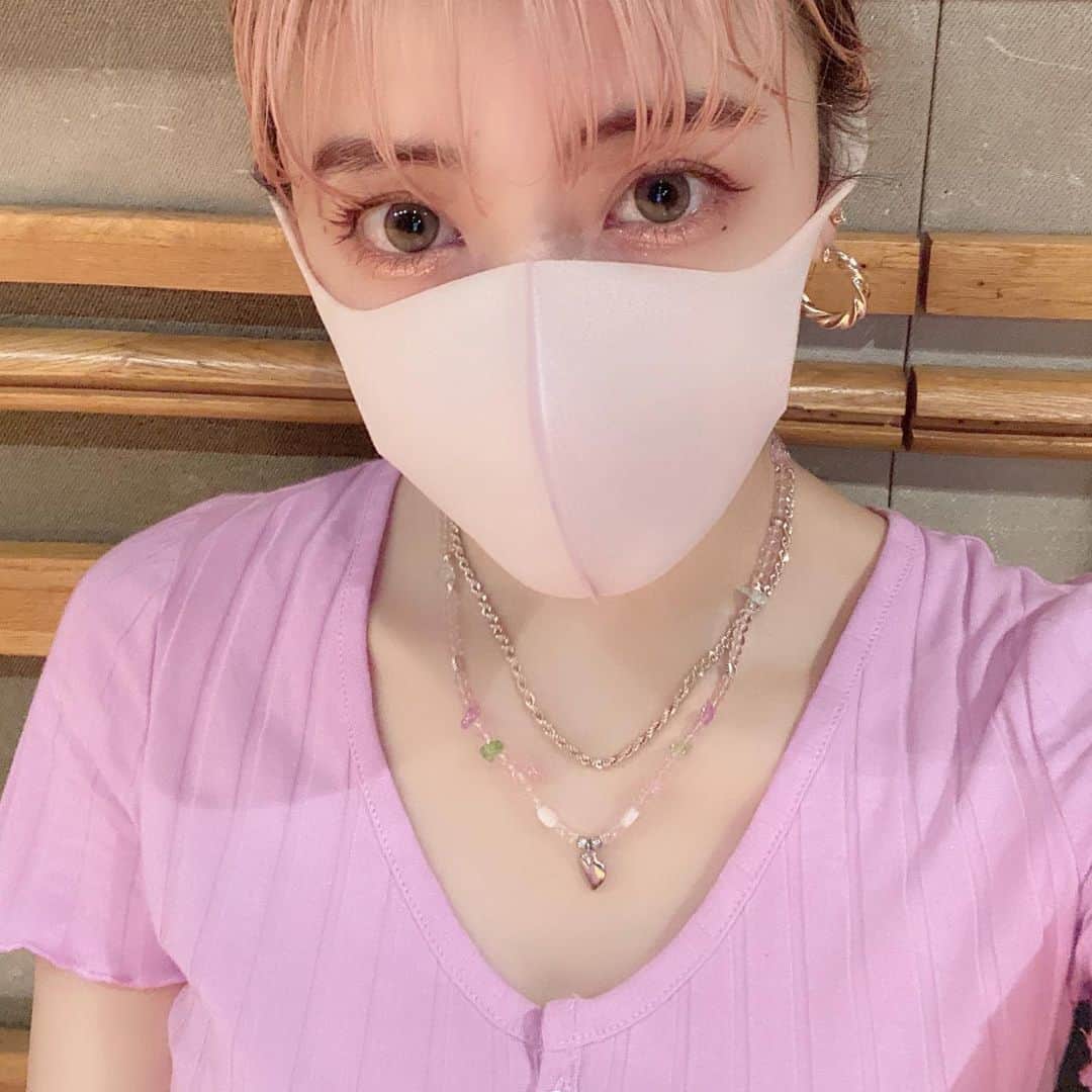 夏焼雅のインスタグラム：「こんばんは〜🌙  今日もリハーサルでかなり汗かいた〜！！🔥💗🔥💗🔥💗🔥💗🔥💗🔥💗🔥💗🔥💗🔥💗🔥💗🔥💗🔥💗 いい感じに筋肉痛よw  私さ〜普段、全然運動をしないからリハでがんがんに踊って歌って少しでもカロリー消費しないとなのよ🤣🤣🤣  運動しなきゃ〜とは思ってるんだけどねぇ〜。 何でかねぇ〜。なかなかやらないよねぇ〜。 甘えだねぇ〜。完全になw🤣💦💦笑  パーソナルとか行きたいけどねぇ〜。 いつになったら行くのかねぇ〜。？？？笑  私ったら。🤨💭  運動を私と一緒にしてくれる人〜？🙌🏻プチョ♡笑  ~ necklace ~ ▶︎ @rk_handmade25630」