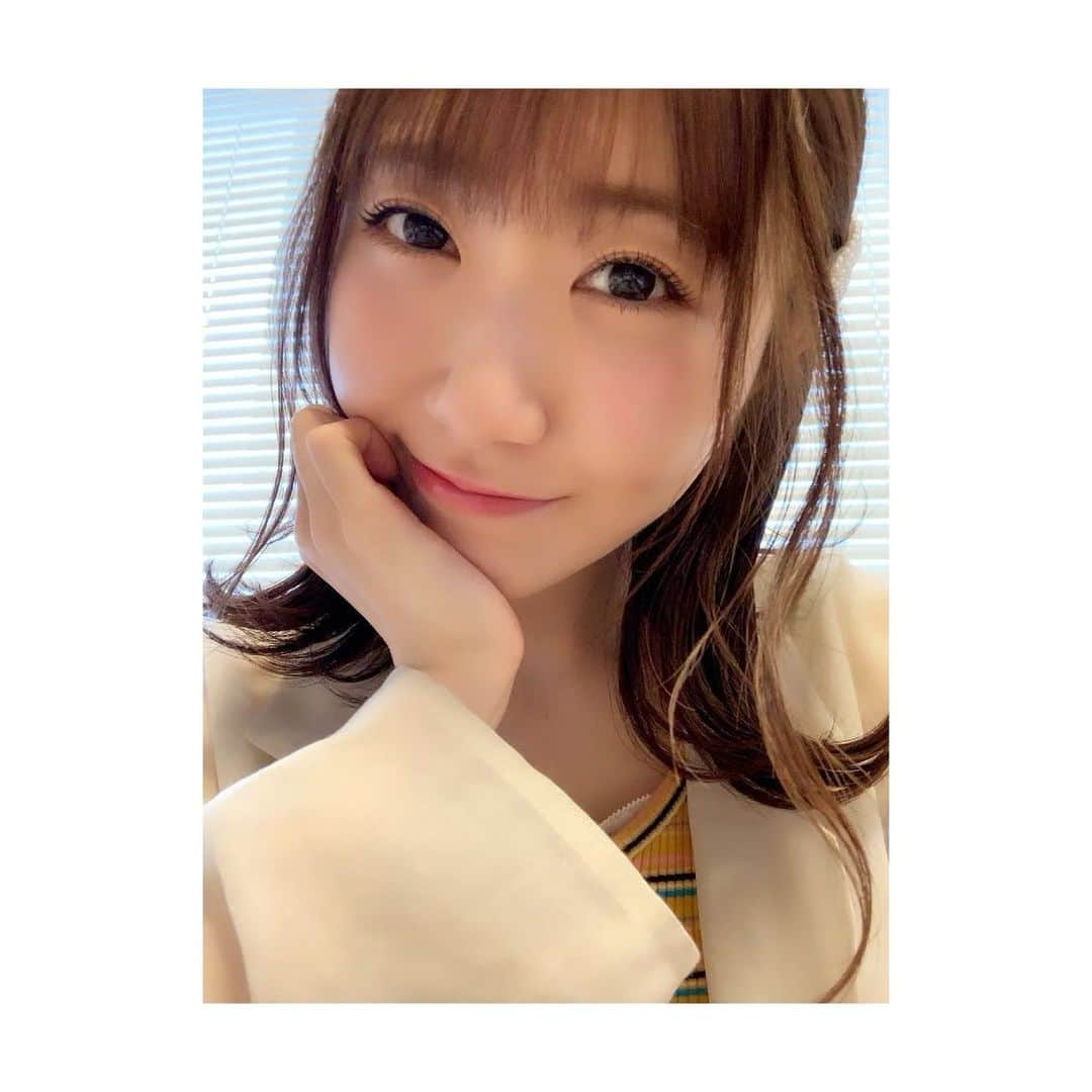 日高里菜のインスタグラム：「⁑  皆さんフォローやコメント ありがとうございます✨  そして誕生日おめでとうコメントも たくさんありがとう🙇‍♀️🎉  ここ数日 毎日現場でお祝いしてもらって 毎日ケーキ🍰食べて 幸せいっぱいでした☺️！！  今後解禁される作品の収録も続々と進んでいて 楽しい一年になりそうな予感でいっぱいです。  27歳もたくさんの声を届けられるよう 楽しみながらより一層頑張ります✨  #誕生日　#ありがとうございます  今夜23時から #ひだかくま みてね！」