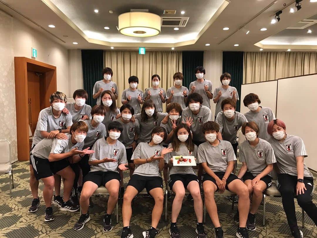 清水梨紗のインスタグラム：「. 25歳になりました💓💓 たくさんの方からお祝いしてもらい幸せです😌  合宿中っていうことで1日中ずっとお祝いしてもらってる気分で、サプライズもしてもらって忘れられないお誕生日になりました🎁  サッカー選手としても私生活の面でも成長できるよう頑張りますので、これからもよろしくお願いします！！  #なでしこ  #なでしこジャパン  #お誕生日」
