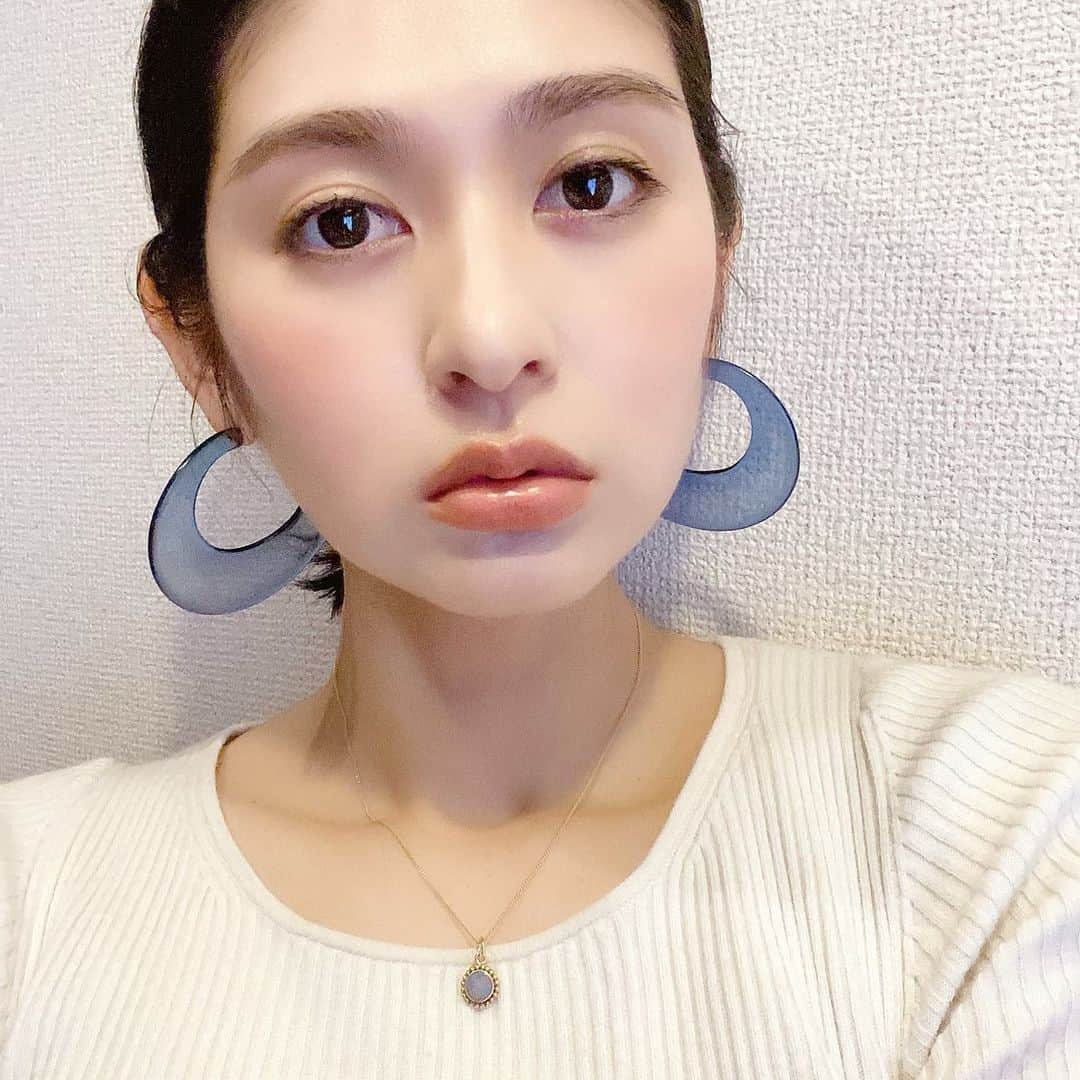 のインスタグラム：「2日連続、現場で褒められたピアス🤭💙 クリアアイテムが子供の頃から好き！ 20代前半はクリアって子供っぽいかな？ どんな風に合わせたらいいのかな？ って上手に付けられる自信がなくて 身に付けるのはちょっと嫌厭しちゃってたけど😶‍🌫️ 今は身に付けるとシンプルにテンション上がる！ みんなもクリアアイテム好きですか？？🧊 @yuumiperalta.shop 🦋✔️ #pierce #clearpierce #clearitem」