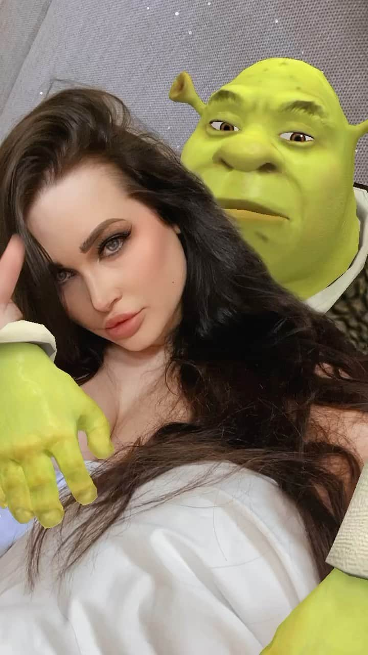 Niece Waidhoferのインスタグラム：「WHAT ARE YOU DOING IN MY SWAMP ASS  …whatever it is don’t stop  #ShexHair」