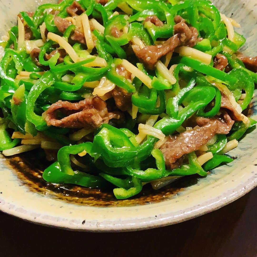 志摩有子さんのインスタグラム写真 - (志摩有子Instagram)「ピーマンも毎日食べたい。今日は青椒肉絲。 それぞれ別炒めにして最後に調味料を沸かしてからめる。するとシャキシャキに仕上がる。ごはんによく合う。  #青椒肉絲 #家中華 #アリコ飯店」6月15日 22時48分 - ariko418