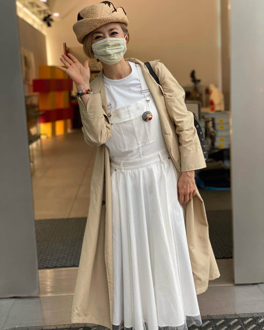 熊谷真実さんのインスタグラム写真 - (熊谷真実Instagram)「そうそう、SBSからの帰り道。 白のオーバーオールには白のTシャツがにあったようだな。 洋服も着物もコーディネートで全然変わる。 そこが楽しい。  #熊谷真実 #京都プレステージ #SBS #オレンジ #月曜日レギュラー #4時50分から #シゾーカも好きになってきた」6月15日 22時50分 - mami_kumagai310