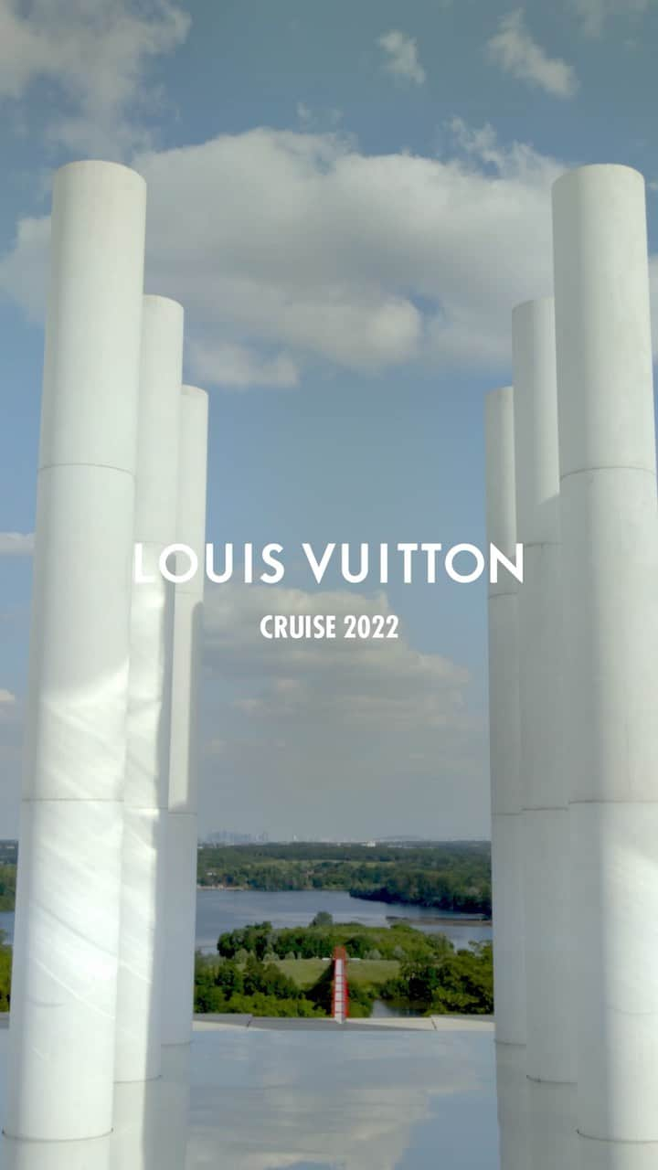 ニコラ・ジェスキエールのインスタグラム：「A huge thank you to everyone who has been a part of the @louisvuitton Cruise 22 show. It’s been a blast ! ❤️🥁」