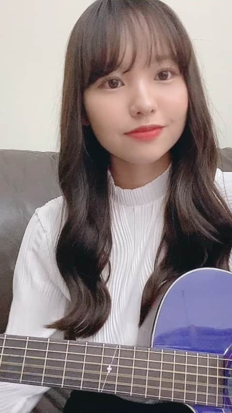 本郷柚巴のインスタグラム：「久しぶりにこの曲弾いてみました🎸  冠ライブで弾いたのが懐かしく感じます、、☺️  #スピッツ さん #チェリー #1位の座はゆずらへんで #48timesgs2021」