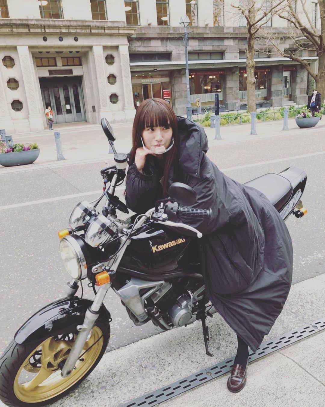 浅川梨奈さんのインスタグラム写真 - (浅川梨奈Instagram)「目黒のバイクを撮影合間に拝借。  飯島さんはめちゃくちゃカッコよく乗りこなすのに恐ろしくカッコつかないわたし。  チャリできた。これやりがち。  悪魔とラブソング 6月19日全8話一挙配信」6月15日 23時01分 - asakawa_nana