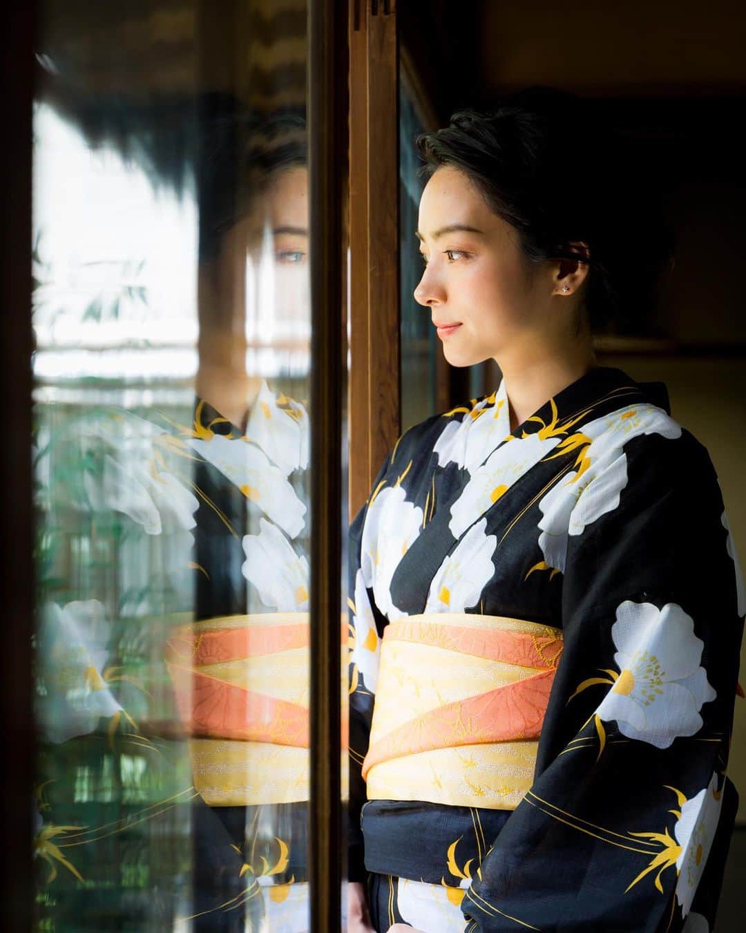 のインスタグラム：「終於東京也梅雨季節來了😂☔️希望今年夏天可以看煙火🥺  やっと梅雨入り☔️今年浴衣着れたらいいなー🥲今年は作り帯自分で出来るようになりたい🥰  こういう風に一つ一つ出来ることが増えると、楽しみ方が深くなって待ち遠しいね☺️   #夏 #梅雨 #浴衣 #花火」
