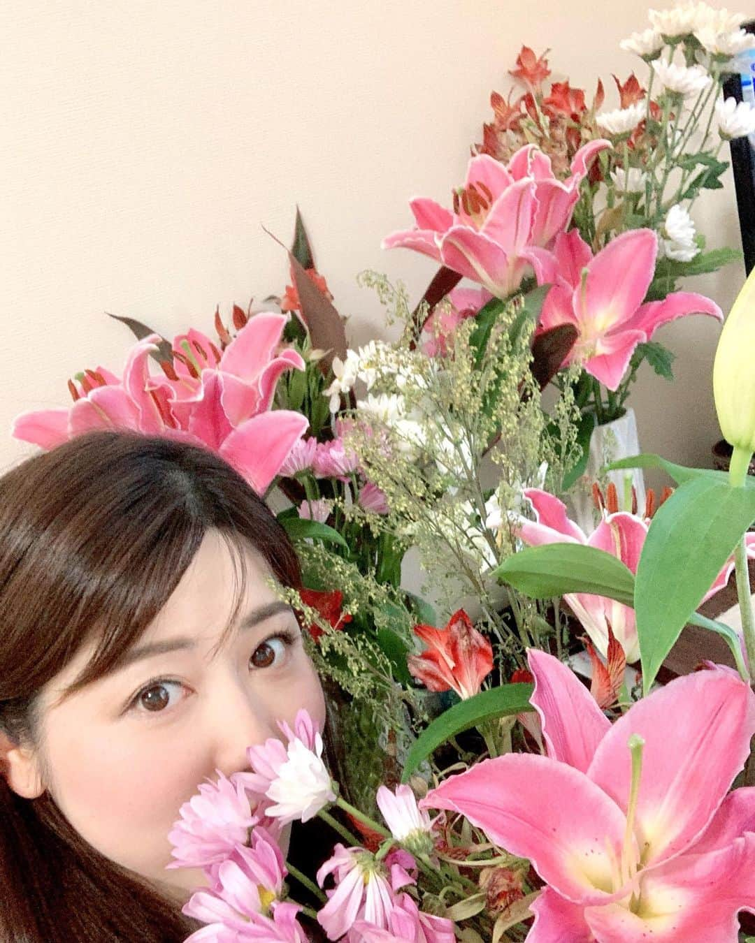 中根夕希のインスタグラム：「💐 皆さん、お元気ですか。  ちょっと前ですが、 お部屋にお花がたっっくさん。 毎朝、毎晩お水を入れ替えて。 お家に帰るたびにとってもいい香り。 しばらく癒してくれました。  綺麗に咲き誇っていたので、 記録に残したくって。  明日も元気に頑張りましょう☺︎♡  #お花　#部屋中に広がる良き香り　#癒されます #花瓶3つ分　#もりもりでした」