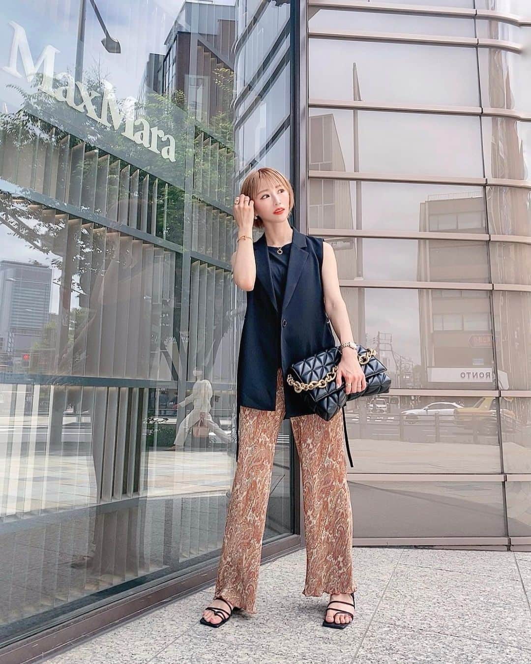 一ノ瀬恋のインスタグラム：「🖤🤎🖤🤎   @zara   #ファッション #コーディネート #ママコーデ #30代ファッション #大人女子 #ショートカット #ショート女子 #ママスタグラム #ママライフ #令和2年ベビー #男の子のママ  #イエベ春  #イエベ秋  #骨格ウェーブ #ootd #fashion #Cordie  #zara #ザラ」