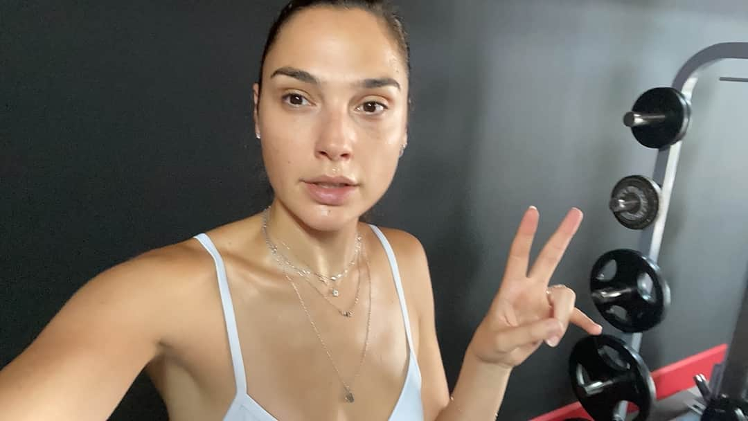 ガル・ガドットさんのインスタグラム写真 - (ガル・ガドットInstagram)「Still working out, still loving it! ✌️💪」6月16日 1時14分 - gal_gadot