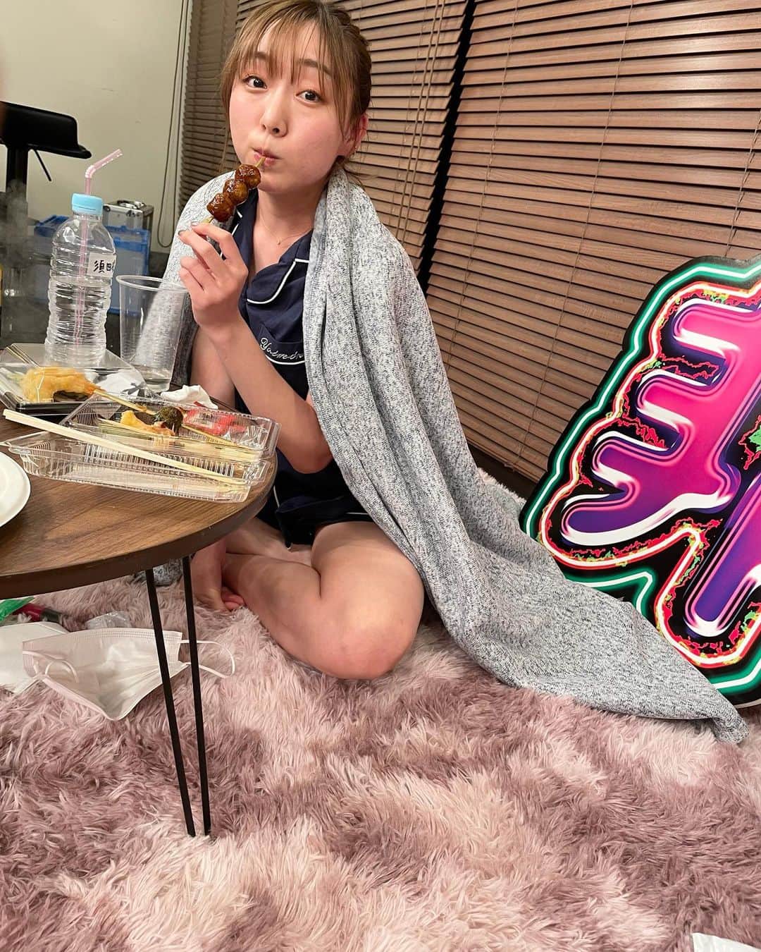 須田亜香里さんのインスタグラム写真 - (須田亜香里Instagram)「ほろ酔いパジャマ。  ニコニコチャンネル【#ske48非公式】 番組スタッフさんが用意してくれたお揃いのパジャマを着て、ビールと日本酒で最高に幸せな気持ちになれました〜❤️  久々にお酒を飲みました。 生配信で、常にマスクをしながらでしたが、面倒だなーとか全くなかった！ ルールを統一している安心感の元での時間は、とっても楽しかった☺️  メンバーのほろ酔い姿が本当に可愛かった〜👼🏻 日頃の感謝を込めて美味しいご飯とお酒ご馳走できる日が早く来るといいなって素直に思ったよ🙊💕 夏のツアー #ske48夏のzeppツアー2021 生配信も決定して、今日はとてもいい日だ！  #ほろ酔い #パジャマ #ske48 #ビール #日本酒 #獺祭 #久保田 #焼き鳥 #唐揚げ #天ぷら #アボカドサラダ #最高 #ごちそうさまでした」6月16日 1時17分 - akarisuda