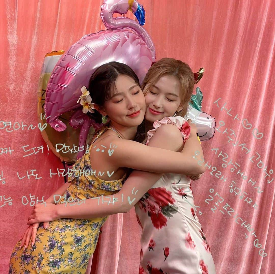 TWICEさんのインスタグラム写真 - (TWICEInstagram)「SANA & (G)I-DLE Miyeon - #TWICE #트와이스 - {#nayeon #나연 #jeongyeon #정연 #momo #모모 #sana #사나 #jihyo #지효 #mina #미나 #dahyun #다현 #chaeyoung #채영 #tzuyu #쯔위}」6月16日 1時22分 - official.twice