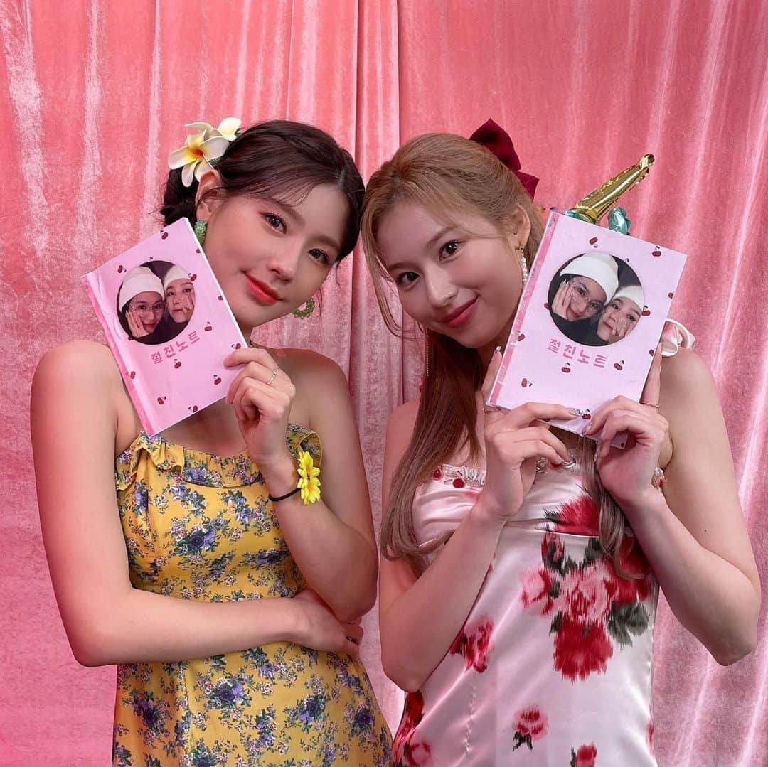 TWICEのインスタグラム：「SANA & (G)I-DLE Miyeon - #TWICE #트와이스 - {#nayeon #나연 #jeongyeon #정연 #momo #모모 #sana #사나 #jihyo #지효 #mina #미나 #dahyun #다현 #chaeyoung #채영 #tzuyu #쯔위}」