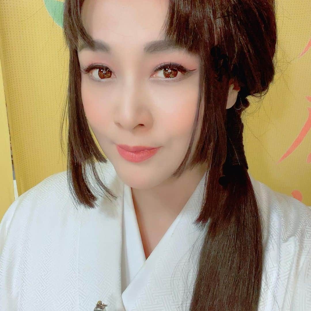 藤原紀香さんのインスタグラム写真 - (藤原紀香Instagram)「続き... 不安な思いを変えてくれたのは...稽古場でお芝居を合わせてからのこと。徹平くん演じる愛する息子四郎の鬼気迫る表情やその深い心の奥に眠らせる悲しみを感じたり、息子 秀頼の面影を想い続ける浅野ゆう子さん演じる淀君様と対峙するあの場面や、村井良大さん演じる豊臣への溢れんばかりの想いで志を全うする甚八殿との大事な場面、そして、全編を通して大きな大きな愛で包んでくれた上川隆也さん演じる十兵衛様との〝心の臓を...！〟の場面などなどのお芝居を合わせていくにつれ、私の中のお品が日に日に作られていきました✨  そして、魔界衆をつとめられた皆さんの醸し出す世界観も、私を、この日の本🇯🇵が血塗られた闇の中へ葬られてしまう恐怖へと誘ってくれました。  国宝級の剣さばきを魅せてくださいました松平健さん演じる柳生宗矩殿の重厚なお芝居、それぞれの悲しい過去の歴史ゆえ心の隙間に入り込んでしまった〝魔〟から、闇の世界へ堕ちてしまう宮本武蔵（渡辺大さん）、宝蔵院胤舜（野添義弘さん）、荒木又右衛門（財木琢磨さん）、田宮坊太郎（田村心さん）の個性溢るるハッとするお芝居、そして、野望と欲の中に生きた悲しき人間たち...由井正雪（山口馬木也さん）や内藤主膳（横山一敏さん）や岩浅重成（真砂京之介さん）などのいぶし銀な方々のお芝居に安心し、志高く柳生家のために死闘を繰り広げた武者をつとめられた木村達成さん、岐洲匠さん、宇野結也さん、小波津亜廉さんは 才能あふれたエナジーを放ちまくり✨ そして、全身全霊でこの魔界転生の世界を生き生きと生きたアンサンブルの皆さんなどなど、それぞれがお役を背負い、魂から演じているこの最高の仲間たちとの芝居を紡ぎ、この身ひとつで受け入れ、舞台の上で、感じたままお品を生きればよいのだ、、、と気づきました✨ 結果、私の〝クララお品〟がここに生まれました✨ ともに研鑽を積んだ仲間に心から感謝を捧げたいと思います。 そして❣️忘れてはならないのが。。。 続く〜  #魔界転生2021  #クララお品 #舞台劇  #舞台  #電影活劇 #堤幸彦ワールド  #大千穐楽 #藤原紀香 #紀香 #上川隆也さん #小池徹平さん #松平健さん #浅野ゆう子さん #堤幸彦さん #村井良大さん #山口馬木也さん #野添義弘さん #真砂京之介さん #横山一敏さん #木村達也さん #岐洲匠さん #宇野結也さん #財木琢磨さん #田村心さん #小波津亜廉さん #アンサンブル のみんな♪ #共に研鑽を積んだ仲間たちに感謝✨ #感じること #その身ひとつで演じる #ありがとう」6月16日 1時22分 - norika.fujiwara.official