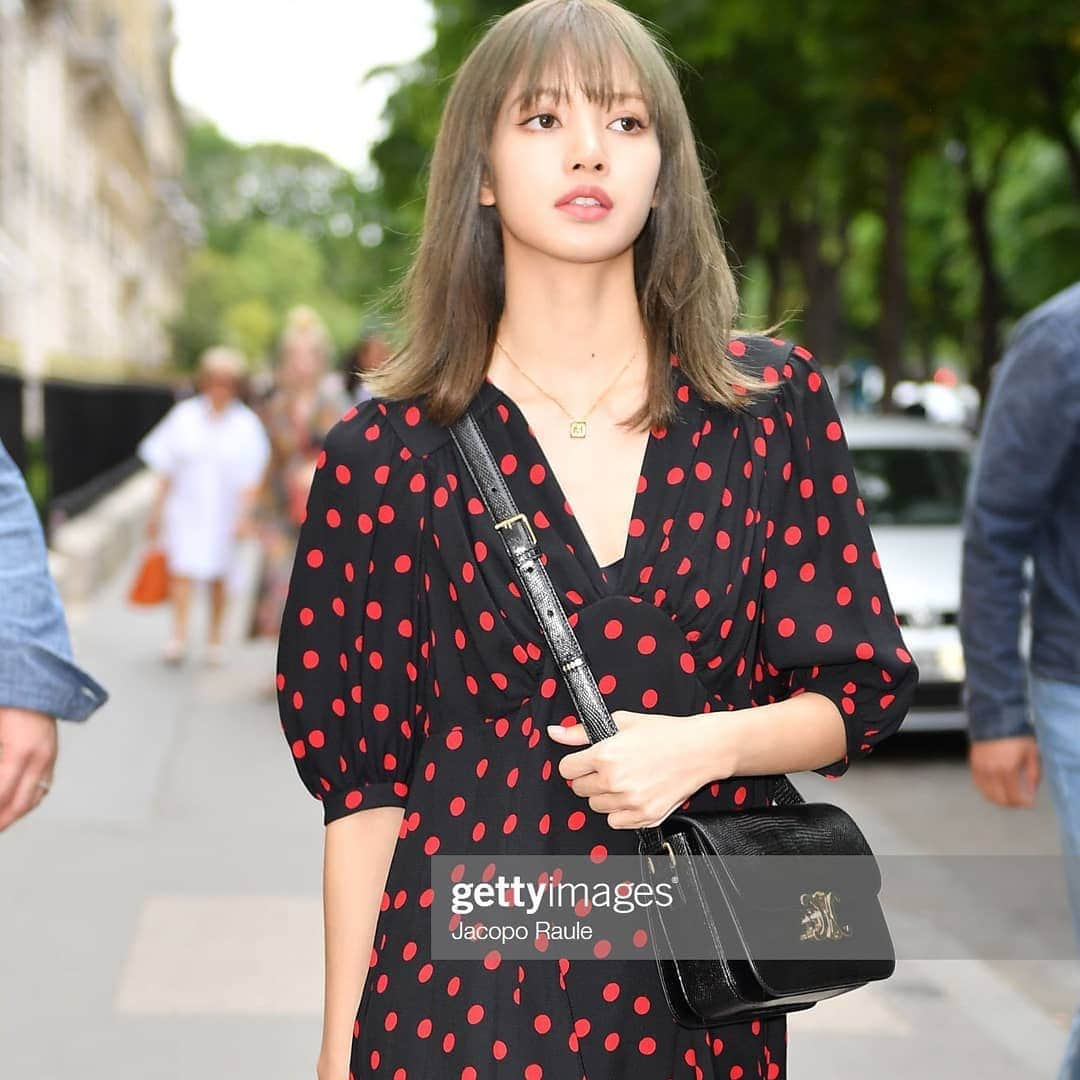 リサさんのインスタグラム写真 - (リサInstagram)「Lisa in Paris 🇫🇷 . . . #LISA #LALISA #리사 #블랙핑크 #BLACKPINK #LALISAMANOBAN #LALISAMANOBAL #blackpinklisa #lisablackpink」6月16日 1時43分 - lisa.blackpink