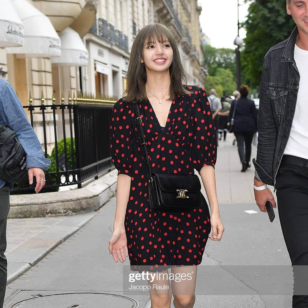 リサさんのインスタグラム写真 - (リサInstagram)「Lisa in Paris 🇫🇷 . . . #LISA #LALISA #리사 #블랙핑크 #BLACKPINK #LALISAMANOBAN #LALISAMANOBAL #blackpinklisa #lisablackpink」6月16日 1時43分 - lisa.blackpink