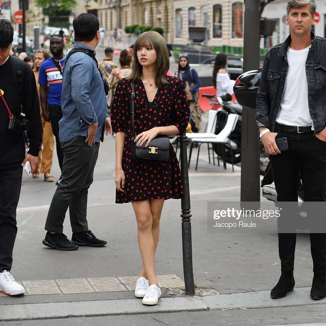 リサさんのインスタグラム写真 - (リサInstagram)「Lisa in Paris 🇫🇷 . . . #LISA #LALISA #리사 #블랙핑크 #BLACKPINK #LALISAMANOBAN #LALISAMANOBAL #blackpinklisa #lisablackpink」6月16日 1時43分 - lisa.blackpink