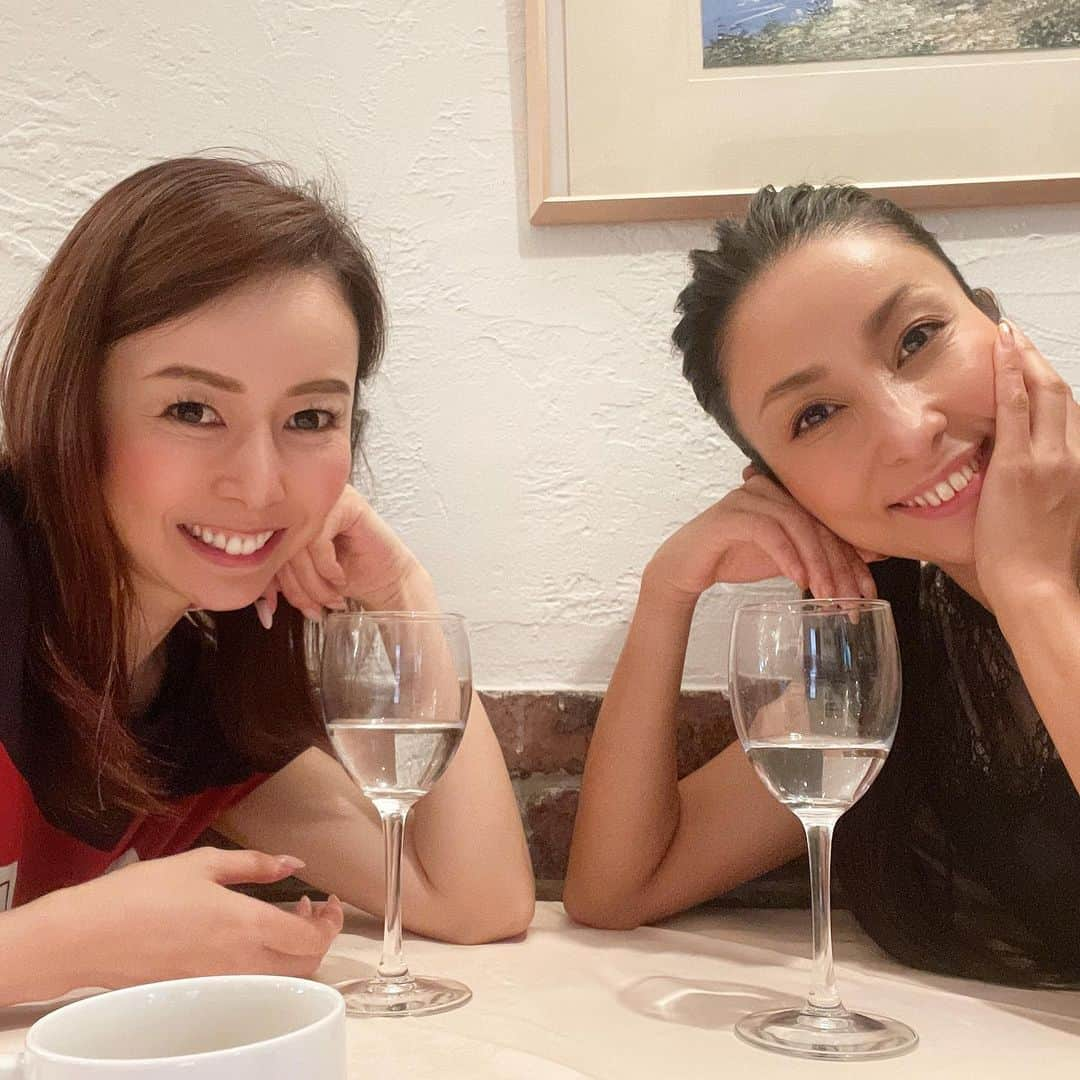 宮崎宣子さんのインスタグラム写真 - (宮崎宣子Instagram)「マイカさんランチ🧡💚🧡💚 #エリオロカンダイタリアーナ  初めてだったけど、 すごく美味しくて、またすぐに行きたいと思っています💛  サービスも行き届いていて、 気持ちよく長居させて頂きました🧡  マイカさんの話を聞いていると、 やはり何かを長けている人には、 尊敬と魅力があって、 私に無いものを持っているから、 引き込まれてしまうのです💛  ご飯も美味しいし、 話も止まらないし、 最後の客となっておりました🤣  いつのまにか仕事モードの私を撮ってくれてました😂  #マイカさんランチ #女子会ランチ にも最適 #美味しくて幸せ  #イタリアン  #千代田区グルメ」6月16日 2時17分 - miyazaki_nobuko