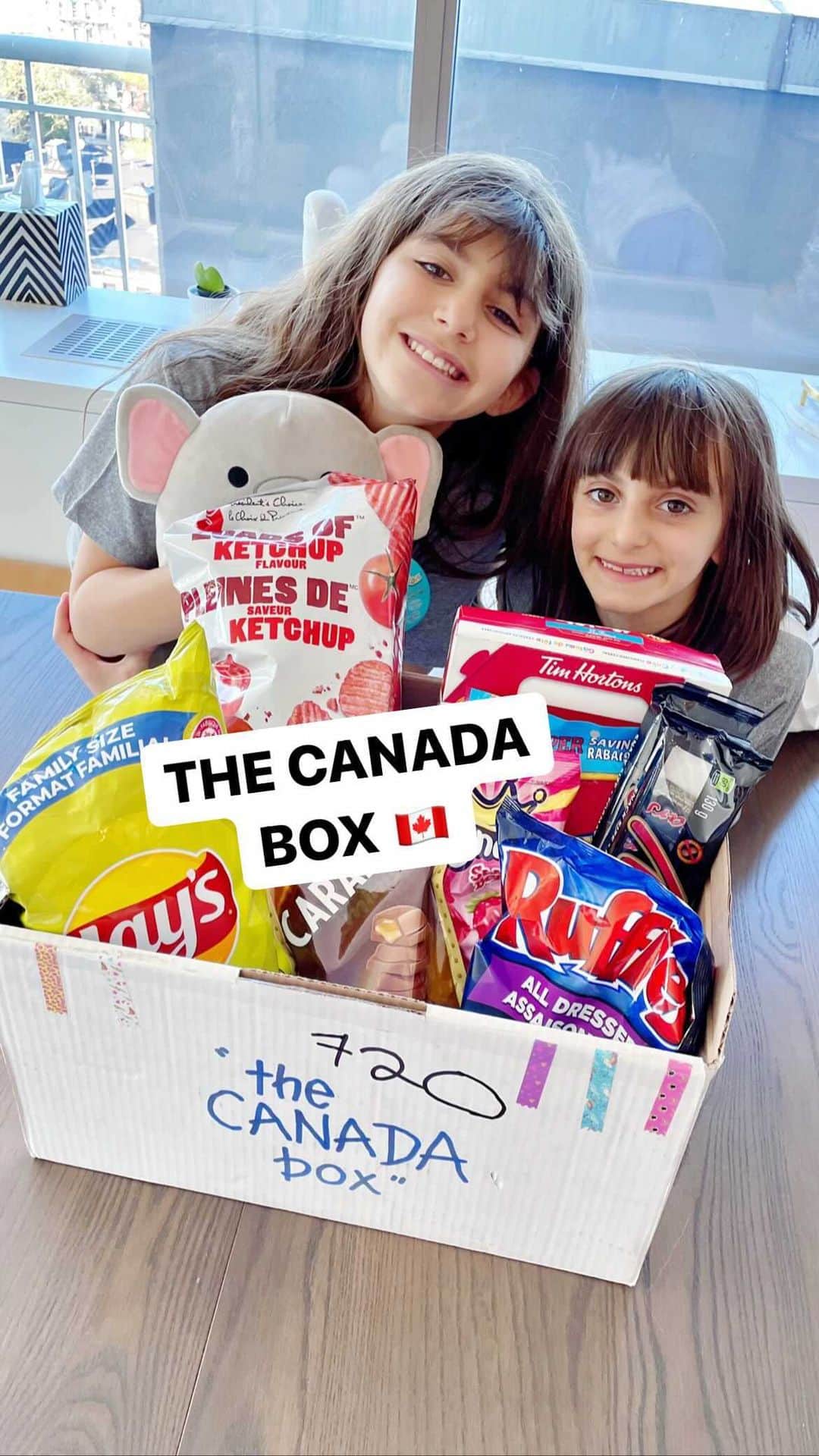 Ilana Wilesのインスタグラム：「We got the best fan mail from Canada— a package from a mom and her two daughters who wanted Mazzy and Harlow to taste all their favorite Canadian snacks that aren’t available in the US. Mazzy and Harlow rated all of them and we had an absolute blast. All Dressed chips for the win!!!! Ketchup chips.🤢 A huge thank you to Heather, Harper and Hayden! What a fun treat. // FYI, I know this video is long. I tried to post in stories but it wasn’t working for whatever reason. It was all too good to get cut into a 30 second reel, so I’m posting the whole thing on IGTV. I find it all thoroughly entertaining 😂 I’m sorry there aren’t captions on this. We were all talking over each other and it was just too hard to do. Hope you enjoy!」
