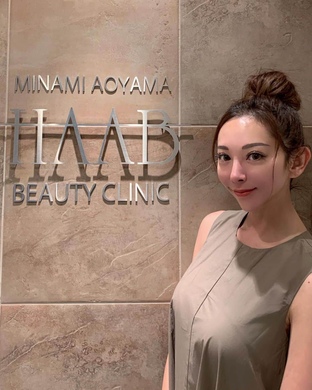 山崎みどりさんのインスタグラム写真 - (山崎みどりInstagram)「フェイスラインすっきり♡  HAAB beauty clinic @haab_official で エラのラインと顎のラインと顎の下と頬を念入りに  #エラーズハイフ してもらったの♡  エラーズハイフはリフトアップというより ［メスを使わない脂肪吸引］て感じ。  脂肪を破壊してくれてフェイスラインがスッキリするから本当に最高な美容✨  小顔になりたいと悩んでる人にはかなりオススメ♡  私は追加で人参注射もお願いした🥕  #人参注射 は高麗人参と漢方を配合した最新医療痩身注射。 私は1mlだけ気になる所にお願いした♡ （麻酔ありでお願いしました）  エラーズハイフと人参注射のおかげでスッキリフェイスライン♡  #エラーズハイフ はピンポイントに集中させた超音波の熱エネルギーを照射して高温にすることで脂肪細胞を破壊する技術なの✨  美容整形は抵抗がある💦けど美容は大好き♥️な人にオススメ✨✨  もちろん小顔になりたい男性にもオススメの美容✨  URL飛べるようにハイライトの［beauty］に残してるよ✍🏻 ────────────────────────── #エラーズハイフ#人参注射#美容#フェイスライン#二重あご解消 #小顔#ハイフ#haabビューティー #haabbeautyclinic  #小顔美容#美容day #南青山 @haab_official」6月16日 14時44分 - midori_yamasaki_