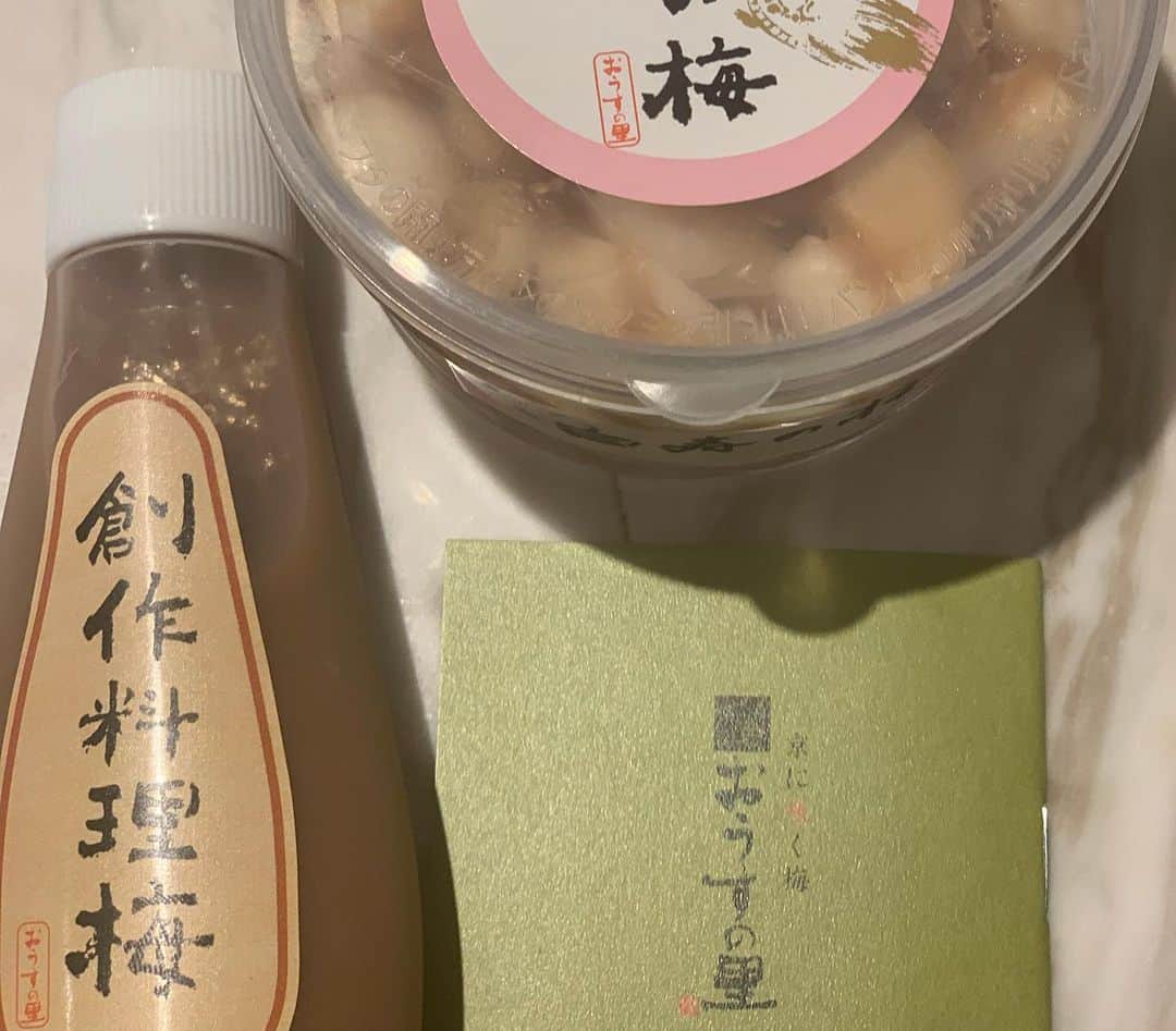 西川史子さんのインスタグラム写真 - (西川史子Instagram)「たかえから貰った、京都 おうすの里の梅です。 白寿の梅は、小粒にんにく入り、そして練り梅。 どちらもとても美味しいです😊  こちらの梅は色々な種類があって、お弁当小梅や、母なる梅、蜜な梅、 献上梅など、早速注文してみようと思ってます😆  #うめぼし #京都 #おうすの里 #おうすの里の梅干し  #いただきもの #親友からのプレゼント」6月16日 7時11分 - dr.ayako_nishikawa