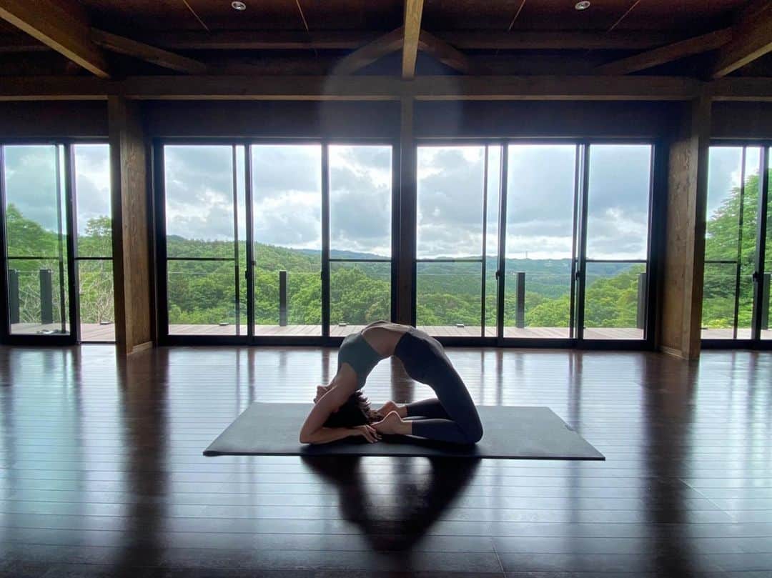 ダンシーシャノン美沙のインスタグラム：「世界一リラックスできる所みつけた🌿✨私のお腹の上に大きな丸い光が映り込んでる✨私からエネルギー体出たのかな？☁️💫  #yogini #yoga #relax #amamu resort #japan #茨城 #アマムリゾート」
