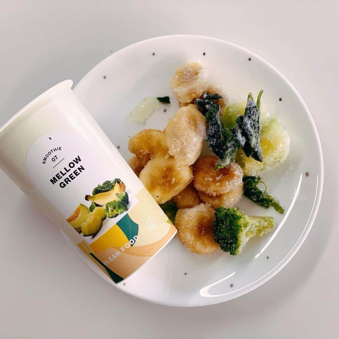 ひぃさんのインスタグラム写真 - (ひぃInstagram)「@cleanfood_shop 🥦🍎✨✨ 規格外野菜やフルーツのフードロス問題を解決する為、冷凍スムージーの定期便を運営されている✨ @cleanfood_shop ✨🌈 添加物、砂糖、化学物質等一切使っておらず、美容と健康に繋がるスムージーです⭐️ この可愛いカップに冷凍お野菜とフルーツが入っており、ミキサーに投入❣️私は朝ごはん時はオーツミルク🥛と一緒にミキサーでガーッと✨ トレーニング前にはプロテインを足して、お水で✨ 簡単に美味しく出来上がります🤤🙏✨ 気になる方は是非チェックしてみて下さい❣️  クーポンコード良ければ使ってね🌈  初回20％OFFでご購入が可能となります⭐️  ------------------------------------ ■クーポンコード：CF20210520 ■有効期限：2021/6/30 ------------------------------------  【クーポンコードご利用方法】 1　CLEAN FOODのサイトで定期便のプラン・お好きなスムージーを選んでカートに入れる。（https://shop.cleanfood.lifull.net/）  2　上記のクーポンコードをご購入手続き画面＞クーポンコード欄に入力する。 ※このクーポンコードのご利用は1回限りです🙏✨ ※クーポンコードは2021年6月30日の23:59まで利用可能⭐️  #cleanfood #クリーンフード#cleansmoothie #グリーンスムージー #美容と健康 #スムージーレシピ #スムージー #フードロス削減 #プロテインレシピ #おうちごはん #おうちカフェ #おうちごはんlover #朝ごはんの記録 #朝ごはんプレート #食事記録 #彩りごはん #健康ごはん #ごはん日記 #smoothie #栄養バランス #ビタミン#フルーツスムージー #野菜スムージー」6月16日 8時14分 - hii.piccolo