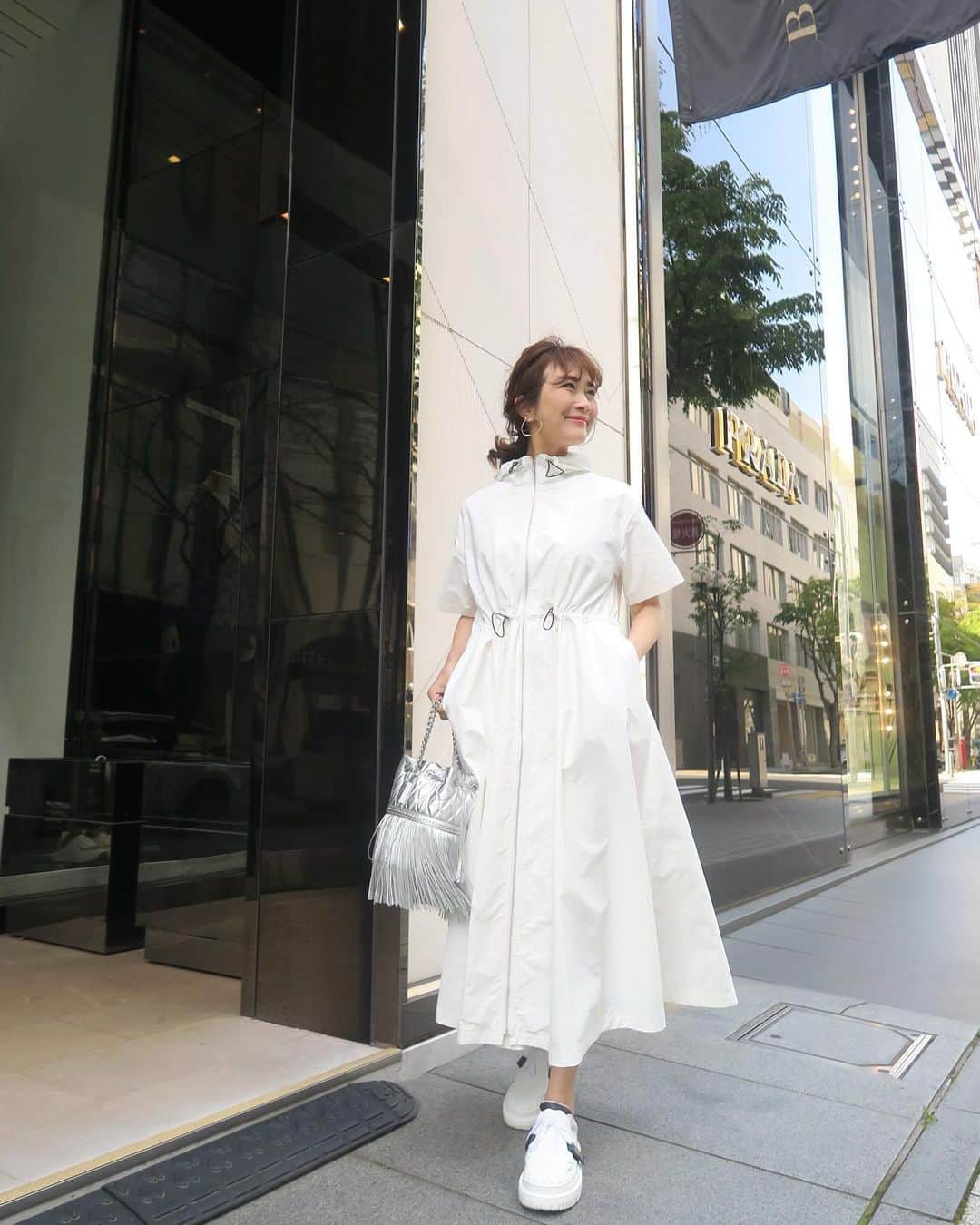 Mai Wakimizuのインスタグラム：「ドロストワンピース、ホワイトは鉄板で可愛い♡あえてカラー小物は使わず全体的に白でまとめるのも良い感じ＼(^o^)／夏のホワイトって何故か映える♡アジャスターでサイズ調節出来るので、その日の気分でキュッと絞ったり緩めたり。皆さんカラーで悩まれてるようで嬉しいです♡5枚目動画載せてます！ #wakkinstyle#ootd#coordinate#ママコーデ dress:#linkable @linkable_official(明日17日〜予約販売開始) bag:#jandmdavidson shoes:#dior」