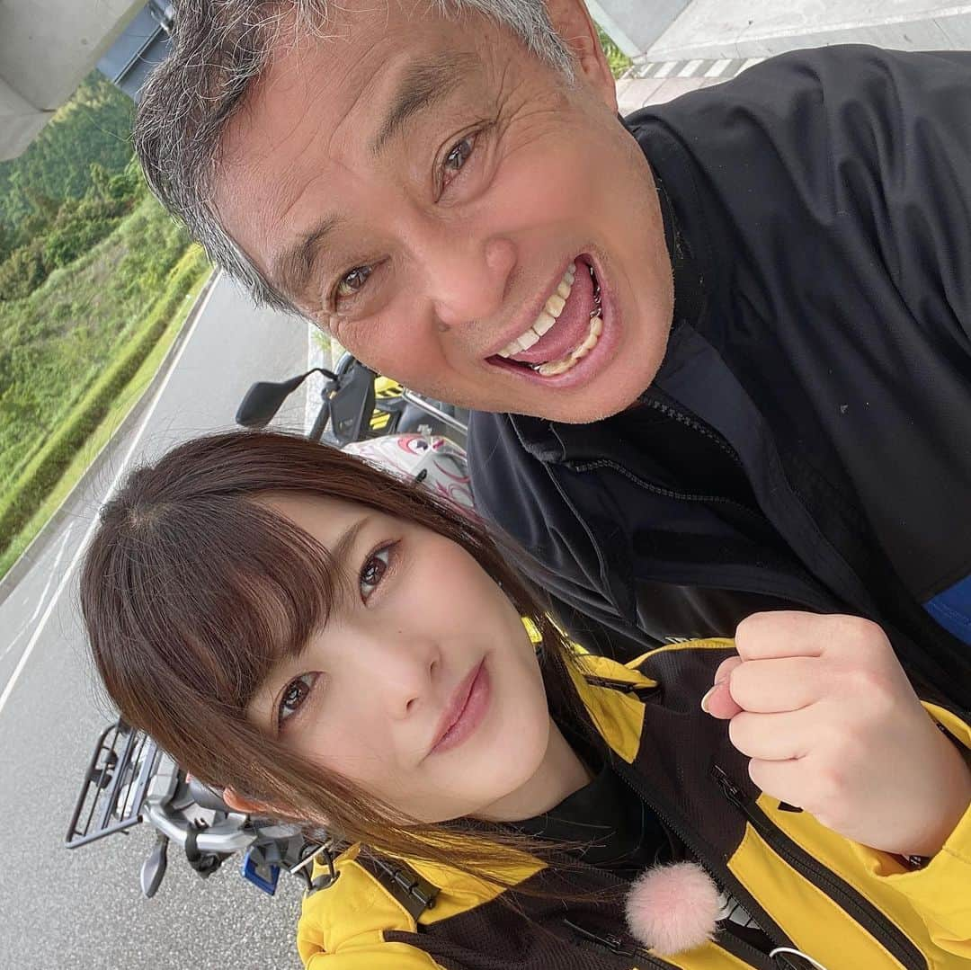 上矢えり奈さんのインスタグラム写真 - (上矢えり奈Instagram)「＊-＊-＊-＊-＊-＊-＊-＊. . ツーリング仙人とラジオパーソナリティ🏍. . erina. . ＊-＊-＊-＊-＊-＊-＊-＊. . #ツーリング　#鈴菌　#賀曽利隆　さん #山田門努　さん　#上矢えり奈 #ヨエロスンE #バイク女子」6月16日 8時47分 - k.erinyann