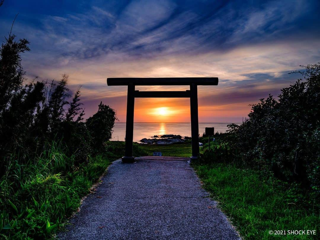 SHOCK EYEさんのインスタグラム写真 - (SHOCK EYEInstagram)「館山にある洲崎神社⛩  参道を海岸に向かって歩くと現れる鳥居 この海岸から見る夕陽はフルエナジー🙏✨ ズームしてみると、夕陽につられて少しだけ富士山も顔を出してくれたよ🗻  I could see Mt. Fuji over the torii gate of Sunosaki Shrine. 🗻⛩  What a divine view.✨🙏  #gfx100s #fujifilm #sunosakishrine #洲崎神社 #神社 #kanifilter #shrine #japantravel #japantrip #beautifuldestinations #discoverjapan #discoverearth #voyaged #awesome_photographers #IamATraveler #wonderful_places #japanphoto #japanphotography #japan_of_insta」6月16日 8時55分 - shockeye_official