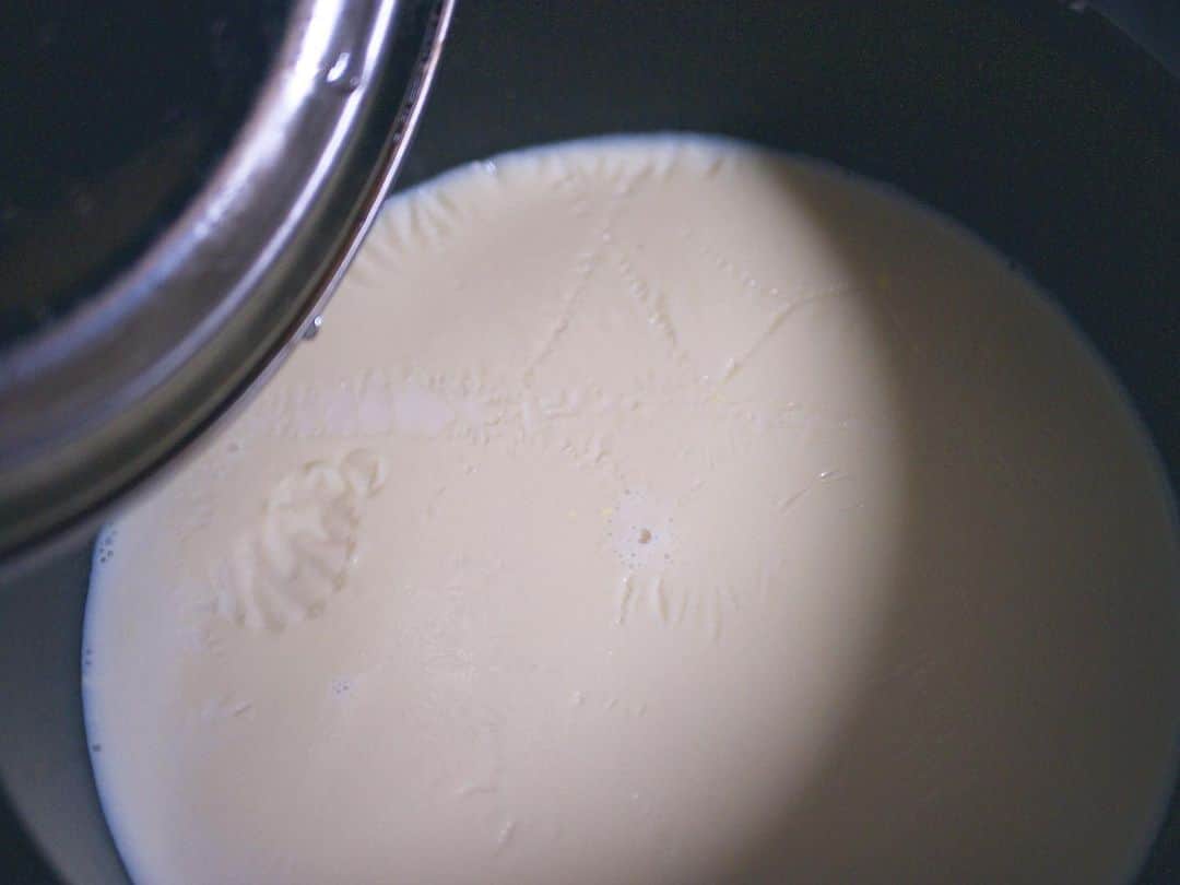 TABERU PLUS編集部さんのインスタグラム写真 - (TABERU PLUS編集部Instagram)「おうちで本格豆乳ラーメン  豆乳の量でマイルドさを調整すれば 辛いけどまろやかなラーメンに🍜✨  お店で食べるのも良いですが、 自分好みに作るのもまた楽しいですね☺️♬  ---------------------------------------- 🗒本格豆乳ラーメン ---------------------------------------- 《材料》2人前 ◉スープ 鶏がらスープの素・・・大さじ2 醬油・・・大さじ4 ラー油・・・適量 豆乳・・・400ml  ◉肉みそ 豚ひき肉・・・180gm ごま油・・・大さじ2 しょうが・・・適量 にんにく・・・適量 酒・・・大さじ2 味噌・・・大さじ2 豆板醤・・・大さじ1 鷹の爪・・・お好みで  ◉具材 中華麺・・・2玉 ねぎ・・・1/3束 煮玉子・・・2個 ----------------------------------------  つづきは ︎ @taberuplusのサイトより「ラーメン」で検索！🔍 詳しいレシピをご紹介しているので ぜひ試してみてくださいね♪  【writer:六月めい】 暮らしのコラムを書くのが大好き。食べ歩きとカメラ撮影の趣味を活かし、おいしいグルメ情報をお届けします。かわいい食器を集め中♪  #本格レシピ #ラーメン #おうちじかんを楽しもう #豆乳レシピ #食べるプラス #taberuplus」6月16日 9時20分 - taberuplus