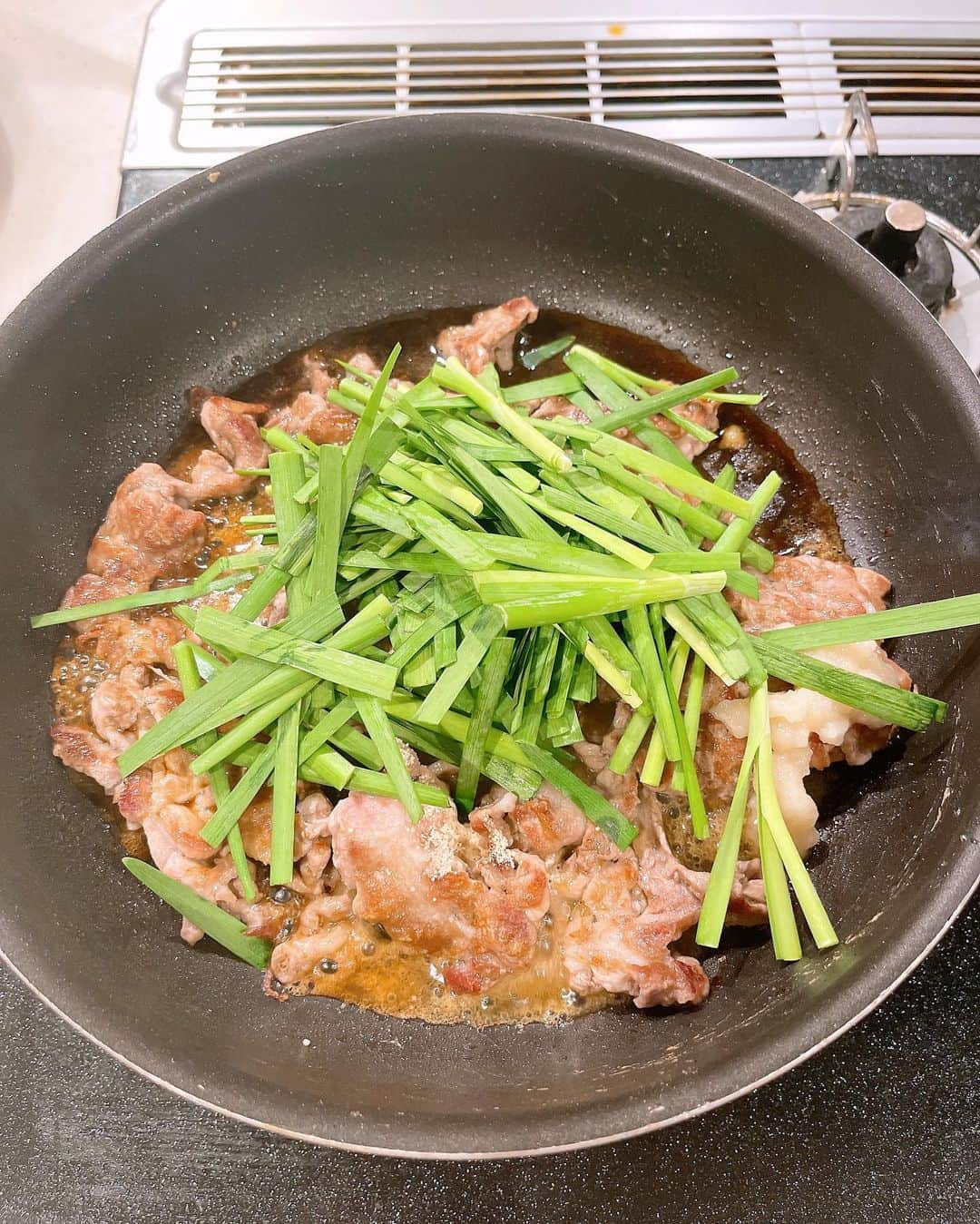 みきママさんのインスタグラム写真 - (みきママInstagram)「【スタ丼弁当です！！】  豚肉に片栗粉まぶしてから焼いて、最後にニラと、醤油+みりん+酒+ニンニク+鶏がらスープの素＋砂糖ちょこっとで味付けしました✨伝説のスタ丼の味です✨  めちゃめちゃご飯進みます‼️タルタルソースをかけたサラダもどうぞ😄😄😄  はる兄、今日もしっかり時間通りに起きてきました✨ひいおばあちゃんのモーニングコール＋おばあちゃんのモーニングコールのおかげです🙇‍♀️🙇‍♀️🙇‍♀️  今日は大雨です。バケツをひっくり返したみたいな雨です。  そこで、私「タオル持って行きな」って言ったら、  はる兄もれんちびも「何で？タオルいる？」ってさ。アホなの？  学校に着いたらタオルの大切さがわかるよ。  #みきママ　#スタ丼　#高校生弁当　#タルタルソース #サラダ」6月16日 9時34分 - mikimama_official