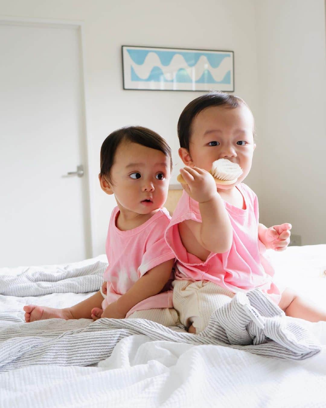 武智志穂さんのインスタグラム写真 - (武智志穂Instagram)「ついつい大きめ買っちゃってダボダボ🐘 ピンクの似合う男の人、好きなのよ母ちゃん。  #二卵性双生児 #双子ママ #双子育児 #えいけんdiary」6月16日 10時11分 - shiho_takechi