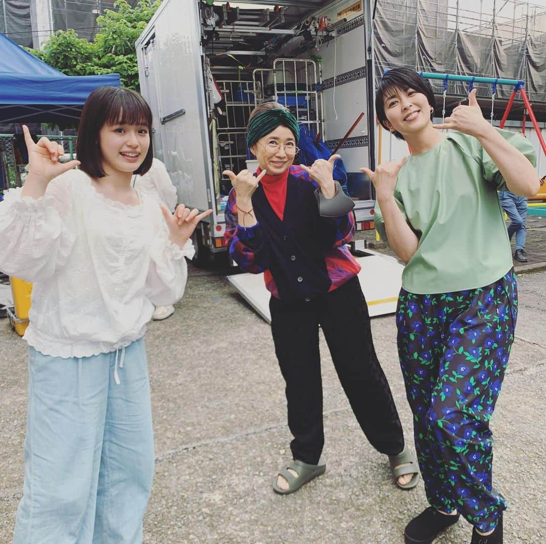 大豆田とわ子と三人の元夫のインスタグラム：「🤙 放送前には載せられなかった とても楽しそうなお3人。  昨日の放送見逃した方は#tver で。  #まめ夫 #大豆田とわ子と三人の元夫 #ありがとうございました #松たか子 #風吹ジュン #豊嶋花 #dvd発売 #11月1日 #やっぱりあと2カットで終わり〜てやつ」