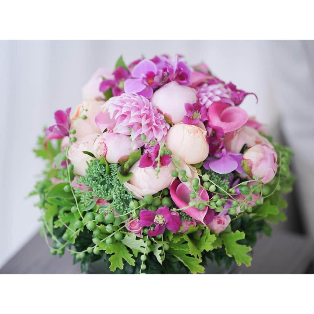 石井美保さんのインスタグラム写真 - (石井美保Instagram)「少し早いお誕生日と、もう少しでお知らせできるBig newsのWお祝い。 @diormakeup 様より素敵なお花を頂きました。素敵なアレンジメント😌🙏🏻ありがとうございます。」6月16日 11時12分 - miho_ishii