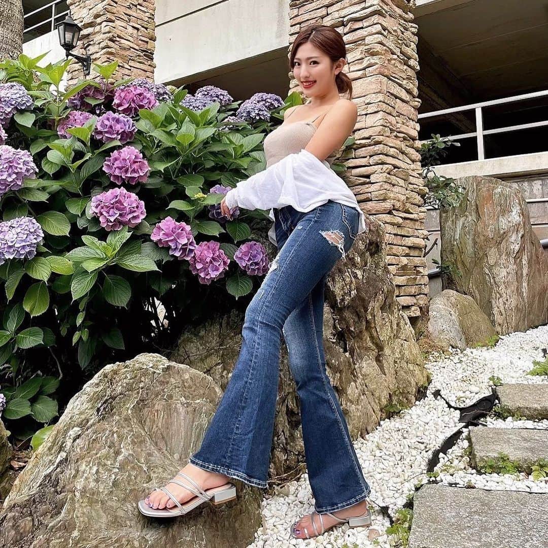 MIYABIのインスタグラム：「紫陽花とミヤビどっちが良いの〜？🙄笑  欲しがりさんですっ 🥺💕  珍しくデニム履いてみました👖✨  どんよりお天気ですが🌥ステキな1日にしましょうねっ💜  #cyberjapan #サイバージャパン  #cjd_miyabi #ミヤビーム  #ミヤビコーデ」