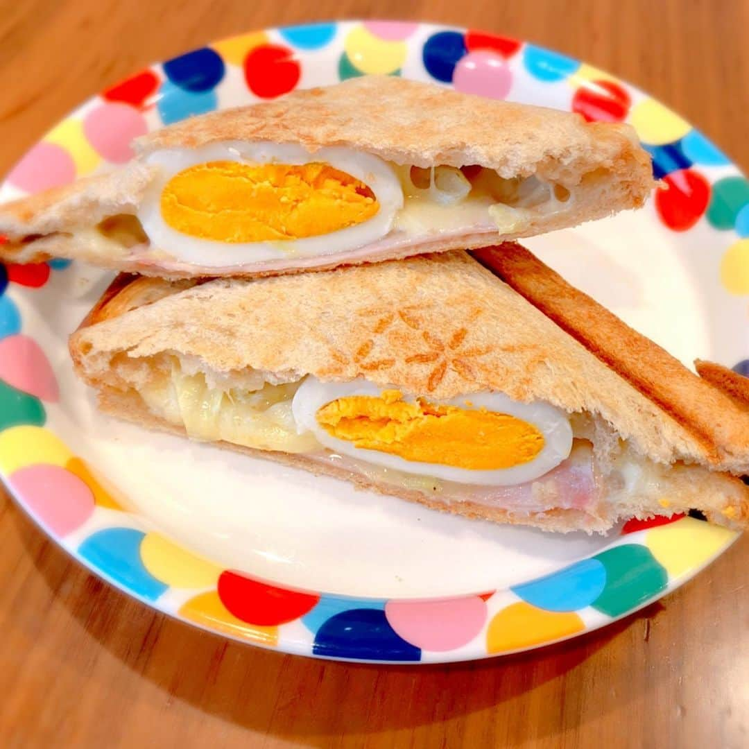 保田圭さんのインスタグラム写真 - (保田圭Instagram)「ホットサンド作りがブームの息子。お手伝いの間につまみ食い。笑　親子でお料理楽しい♡#詳しくはブログ見てください　#bruno #ホットサンド」6月16日 11時35分 - keiyasuda1206