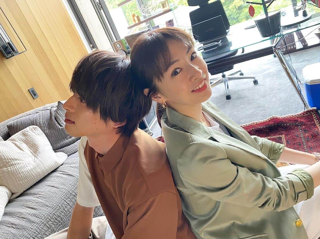 のインスタグラム：「💍  咲（#北川景子 ）さん、水無月（#白洲迅 ）先生の 頭こつんショット🙈❤︎  今週、金曜日 #リコカツ 最終回の前に！ 明日あさ8時〜放送の『#ラヴィット 』に 白洲迅さんが出演されます📚  明日は朝から早起きして是非ご覧ください🐰」