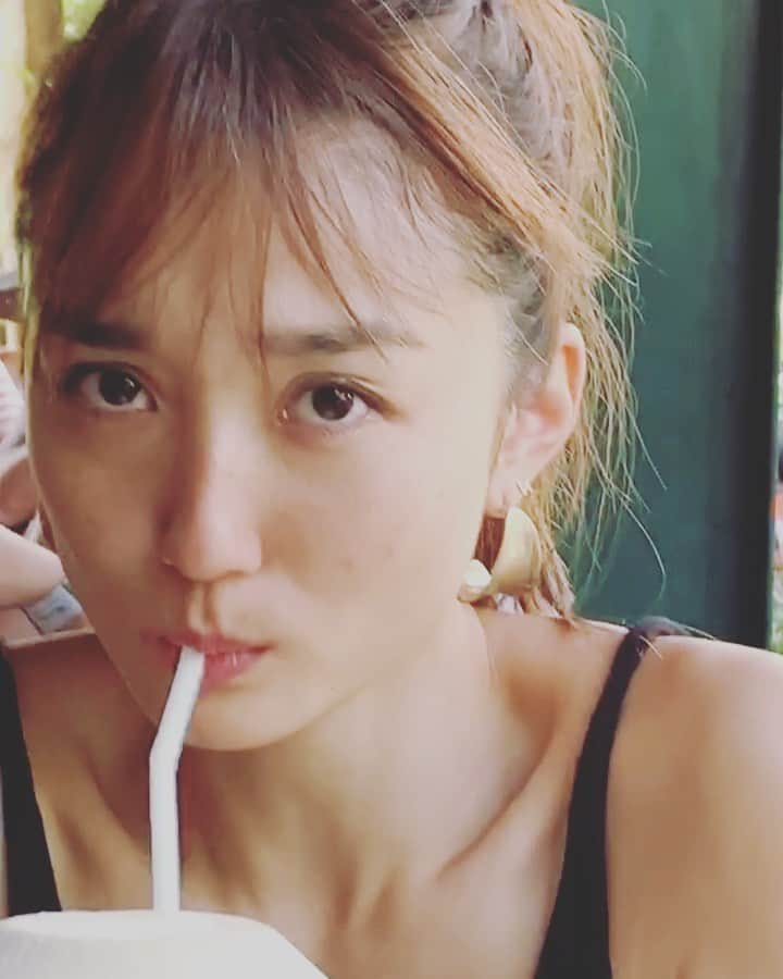 神田咲実のインスタグラム：「むしむし暑くて 同じむしむし暑いならバリにいたい😂🌴 みんなはどのむしむし暑い国にいたいですか？  #これは熱中症の危険を感じ #ジャコウネココーヒーが有名なのに #コーヒーのティスティングをガン無視して #ココナツウォーターをガン飲みしてるmovieです。笑 #一口で飲み切ろうとしてるんかな #熱中症にはココナツウォーター #これハワイの常識なんだよ🤙 #bali#ubud#2019」