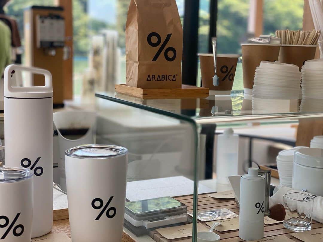 内山理名さんのインスタグラム写真 - (内山理名Instagram)「🫖🍪 * * % Arabica Kyoto ロケーションも素敵なすきなコーヒー屋さん。 四季により景色の変わる嵐山を目の前に、店の中からは焙煎した豆のよい香りが漂っていて、私の京都の癒しスポットの一つ。  今回も癒しを求めて..撮影の合間にサクッと♡  #arabicacoffee  #coffeelover」6月16日 14時04分 - rinauchiyama_official