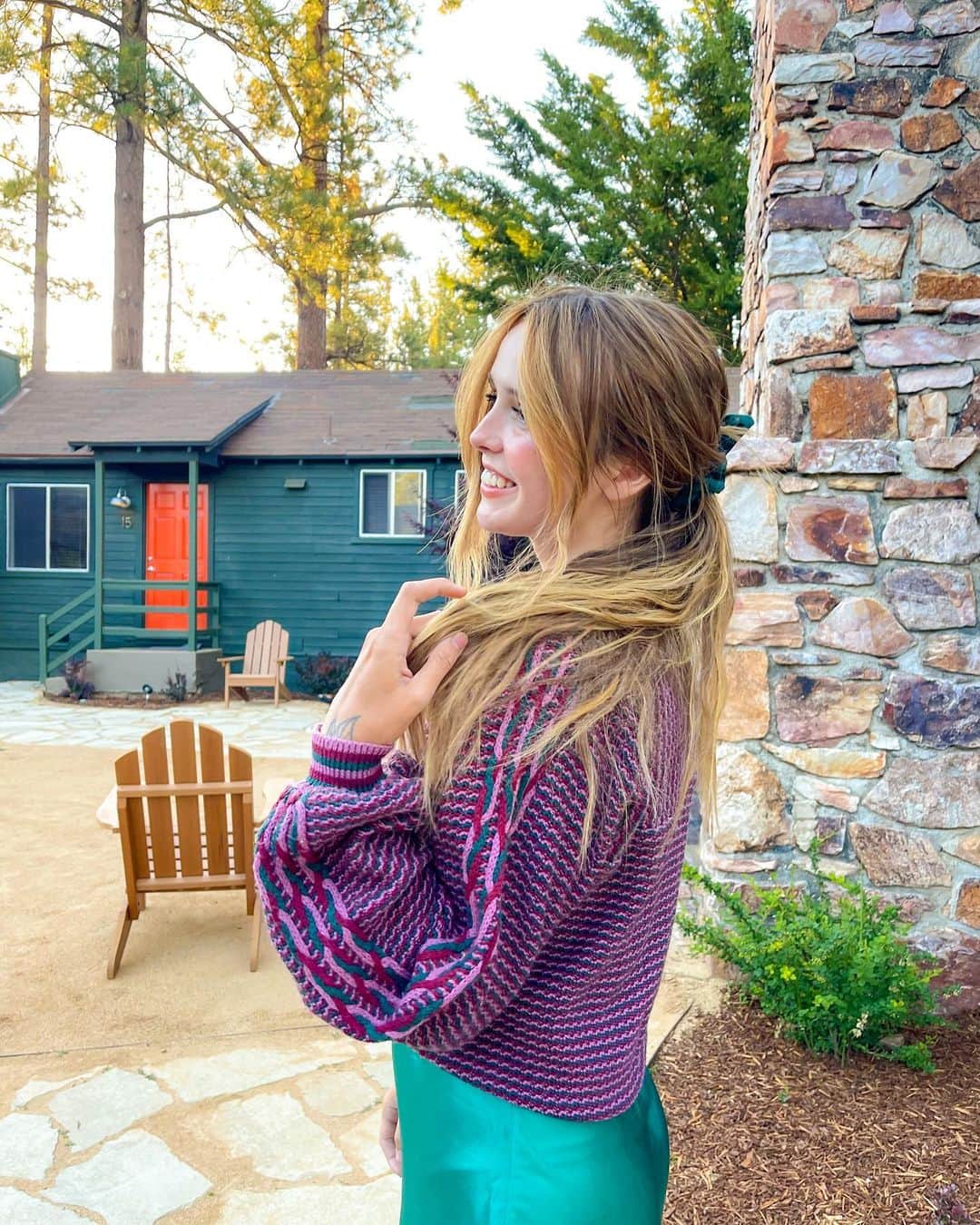 Acacia Brinleyのインスタグラム：「Ariel on land vibes. ❤️ also I’m getting my hair toned back to red within the next week and adding some more blonde... I loved how it faded but I’m so excited to have the firey hair back 🥰 (Thrifted Sweater and Thrifted Slip👗)」